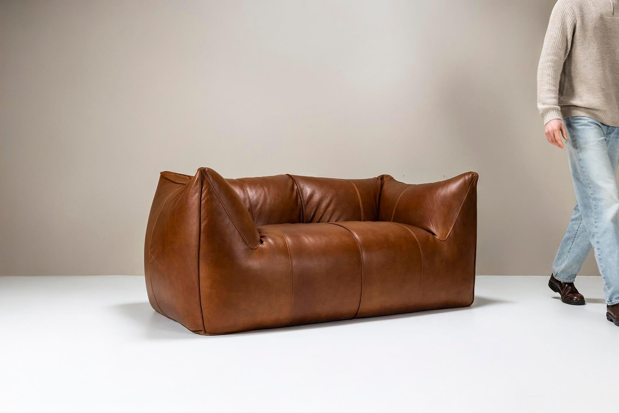Die Bambole-Kollektion des italienischen Designers Mario Bellini ist ein Markenzeichen des Designs der Jahrhundertmitte und wurde 1979 mit dem renommierten Compasso d'Oro ausgezeichnet. Der Zweisitzer Bibambola besticht durch seine verspielte,
