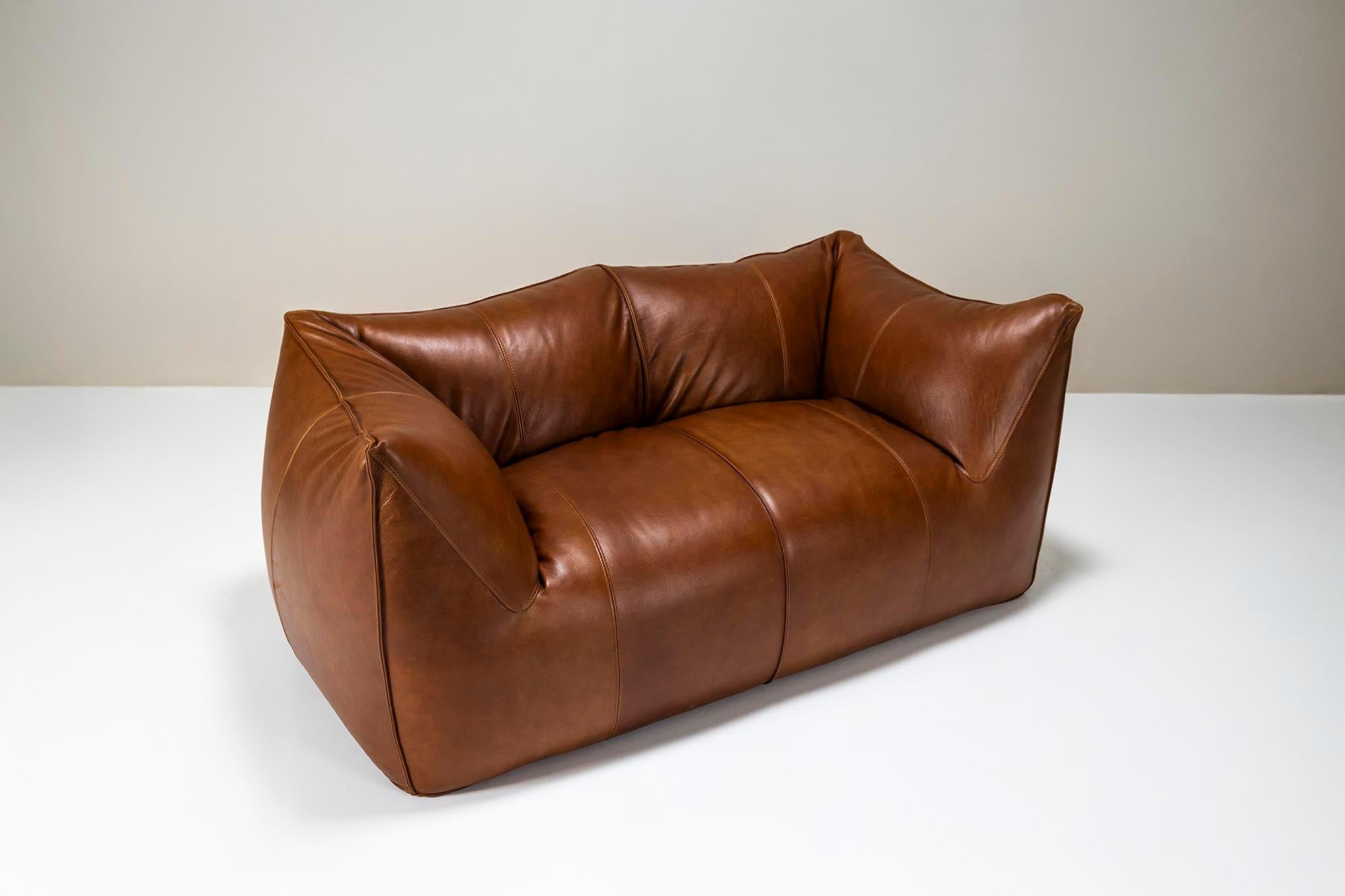 Zweisitzer-Sofa „Le Bambole“ aus neu gepolstertem Leder von Mario Bellini für B&B (Moderne der Mitte des Jahrhunderts) im Angebot