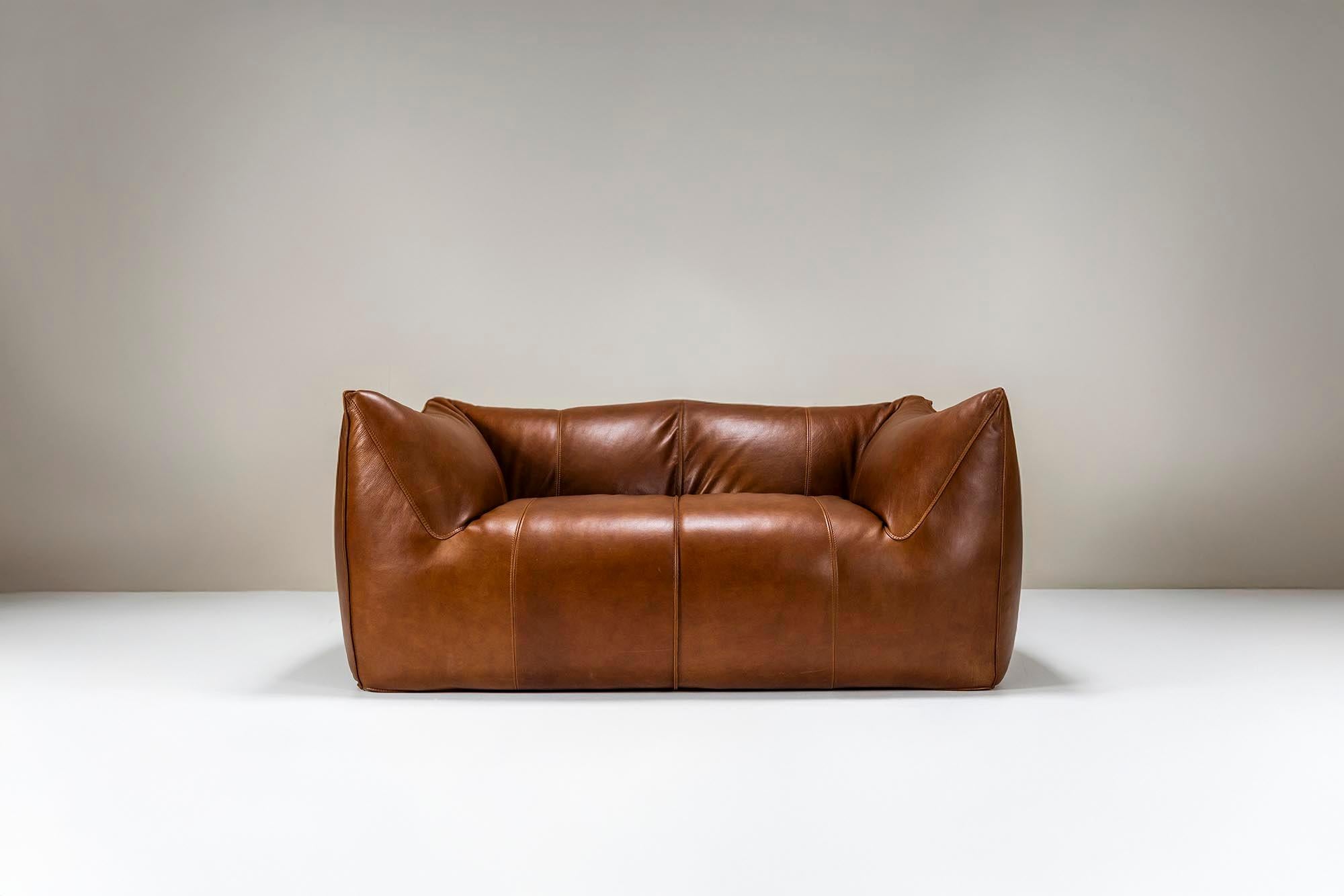 Zweisitzer-Sofa „Le Bambole“ aus neu gepolstertem Leder von Mario Bellini für B&B im Zustand „Gut“ im Angebot in Hellouw, NL