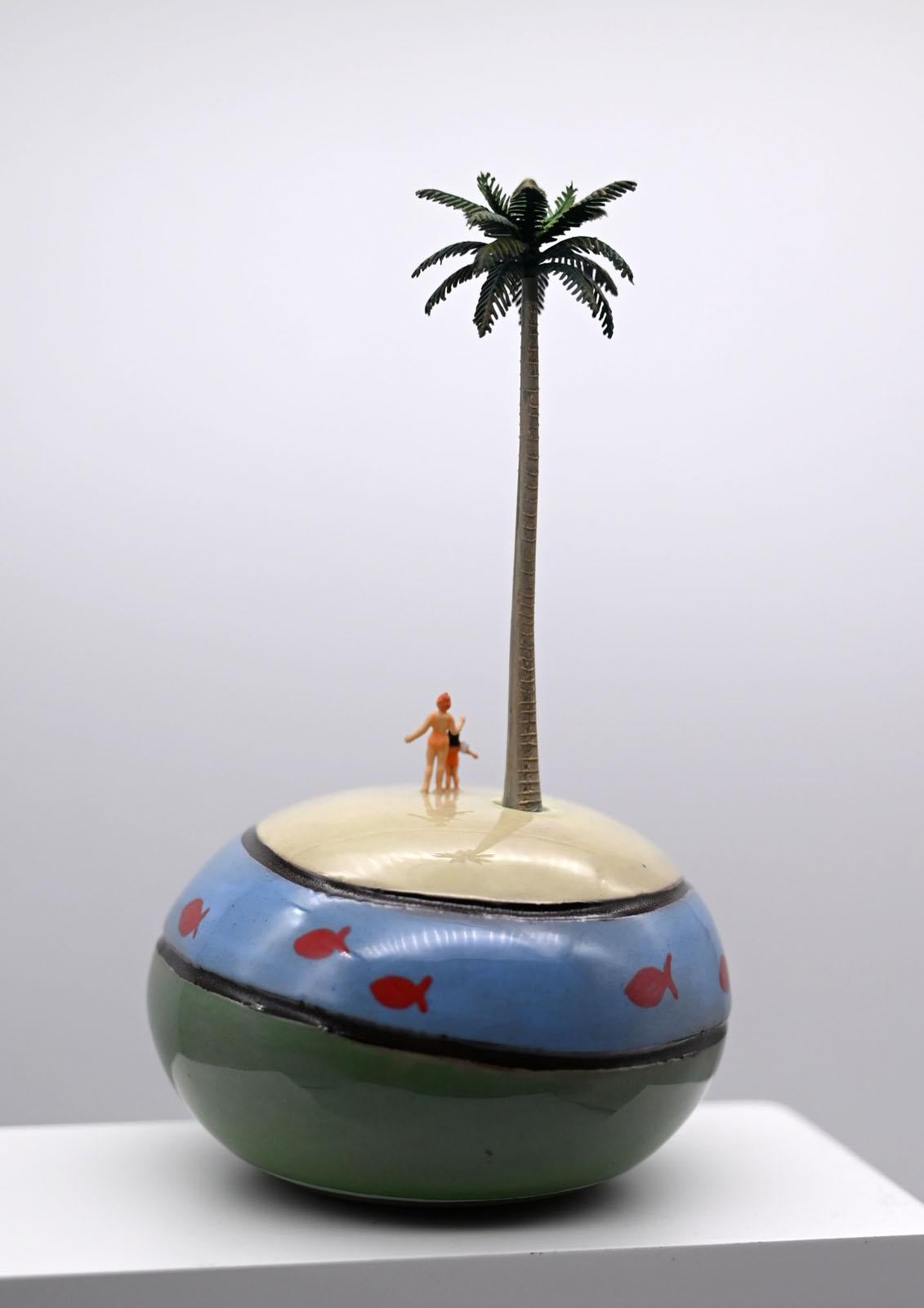 Mini-monde, Mère et enfant à la plage - Modern Sculpture by LE BLOAS