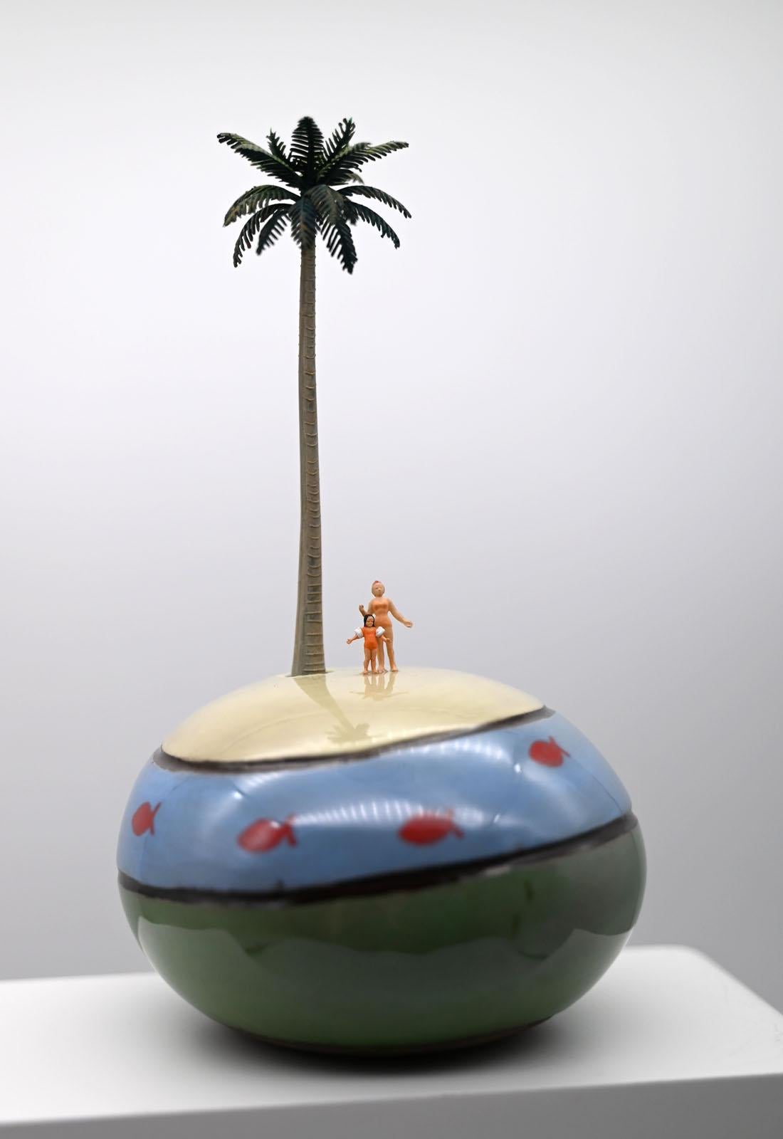 Mini-monde, Mère et enfant à la plage - Gray Figurative Sculpture by LE BLOAS