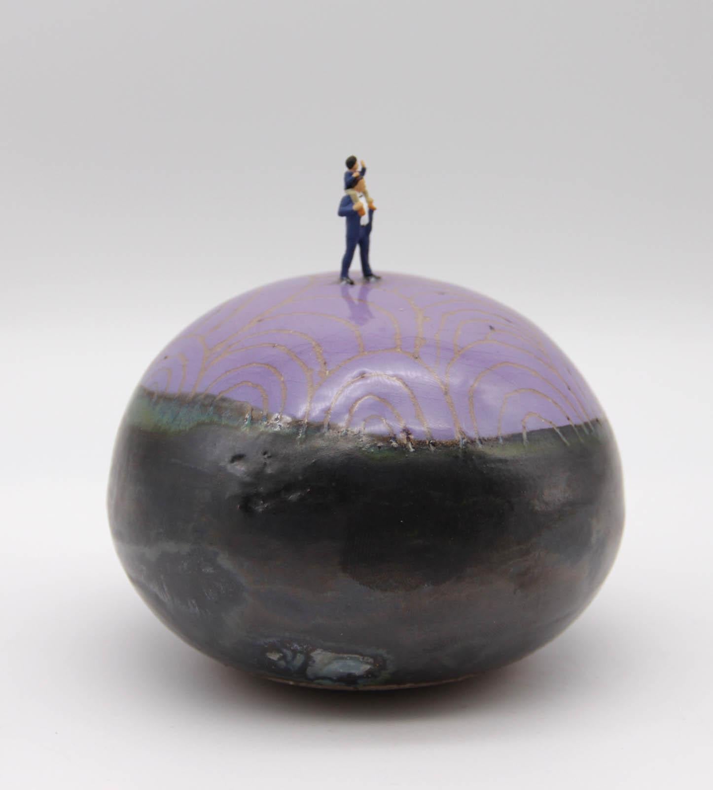 Mini-monde, père et fils - Gris Figurative Sculpture par LE BLOAS