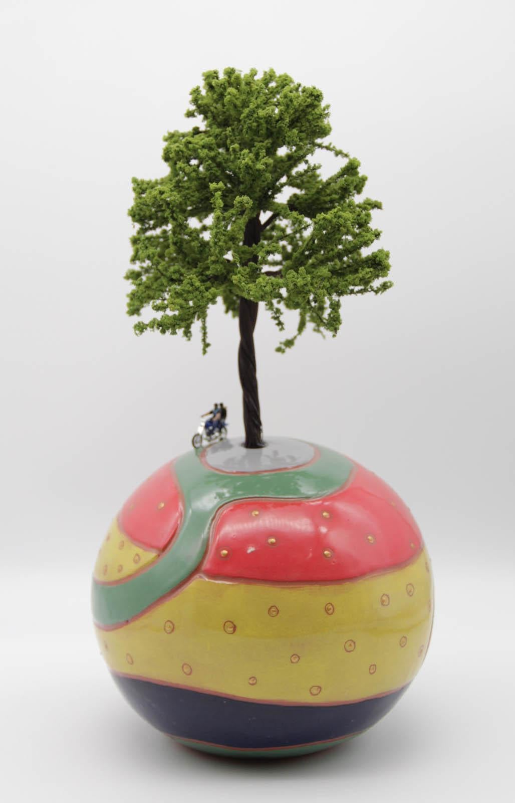 Mini-monde, sur la route - Beige Figurative Sculpture by LE BLOAS
