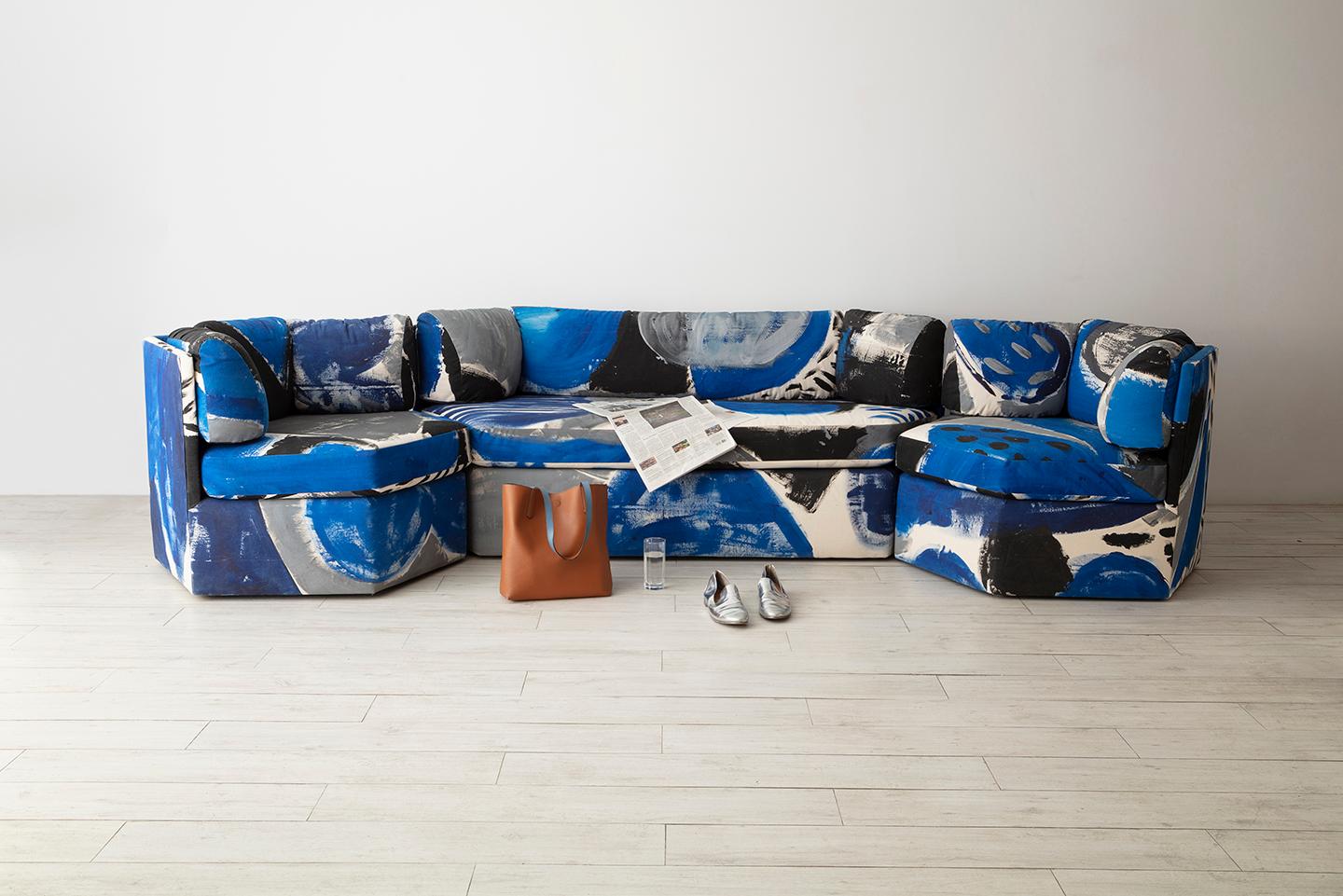 Inspiré par Yves Klein, ce canapé trois pièces peint à la main par Naomi S. Clark présente des coups de pinceau abstraits qui évoquent la mer Méditerranée agitée. Comme vu dans l'exposition de Fort Makers : La chambre bleue. Les segments peuvent