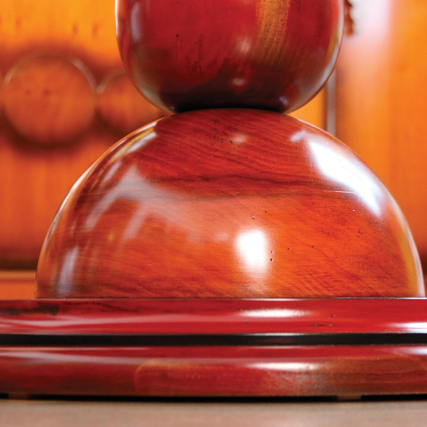 Dieser aus massivem Kirschholz gefertigte Esstisch in natürlichen Rottönen verfügt über eine runde Platte, die auf einem stabilen Mittelbein aus gestapelten Holzkugeln ruht. Als Teil der Collection'S Le Bolle verbindet das bezaubernde Dekor aus