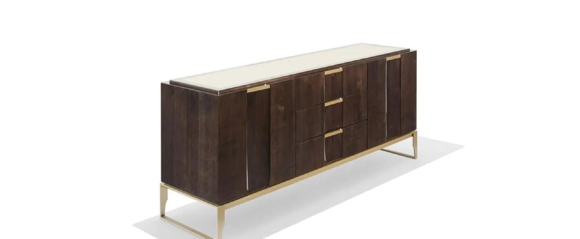 Le Buffet by Hugues Chevalier Paris - Ein raffiniertes Sideboard aus Eiche, erhältlich in matter oder hochglänzender Ausführung. Das Oberteil ist entweder in Leder oder Holz erhältlich. Der Sockel und die obere Kante sind aus Metall in den