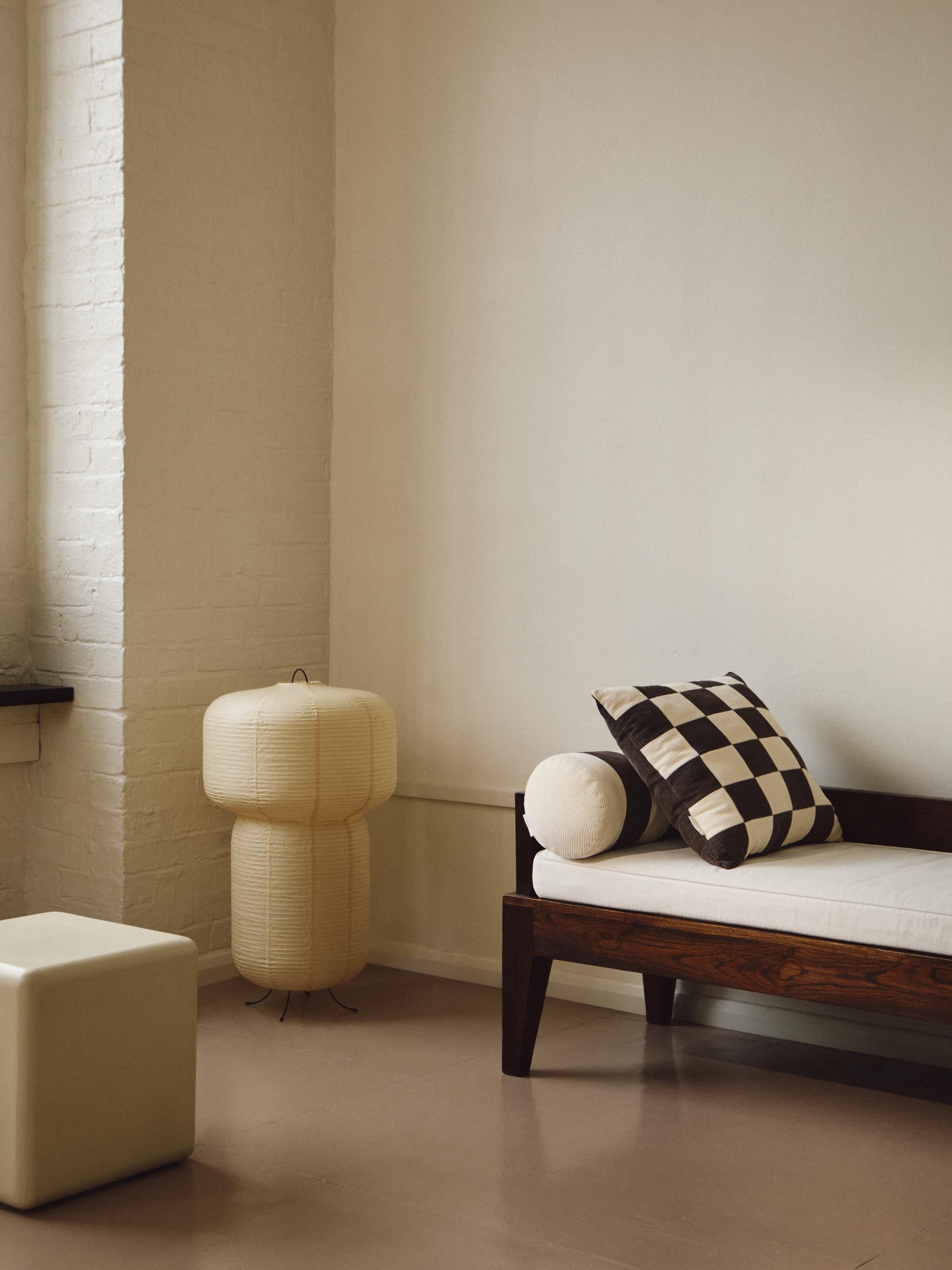 Realizzato in un sontuoso e morbido velluto di cotone a coste proveniente dall'Italia, questo cuscino a quadri patchwork di ispirazione vintage Le Carré, realizzato a mano, riflette l'affinità del marchio con il design modernista del XX secolo.