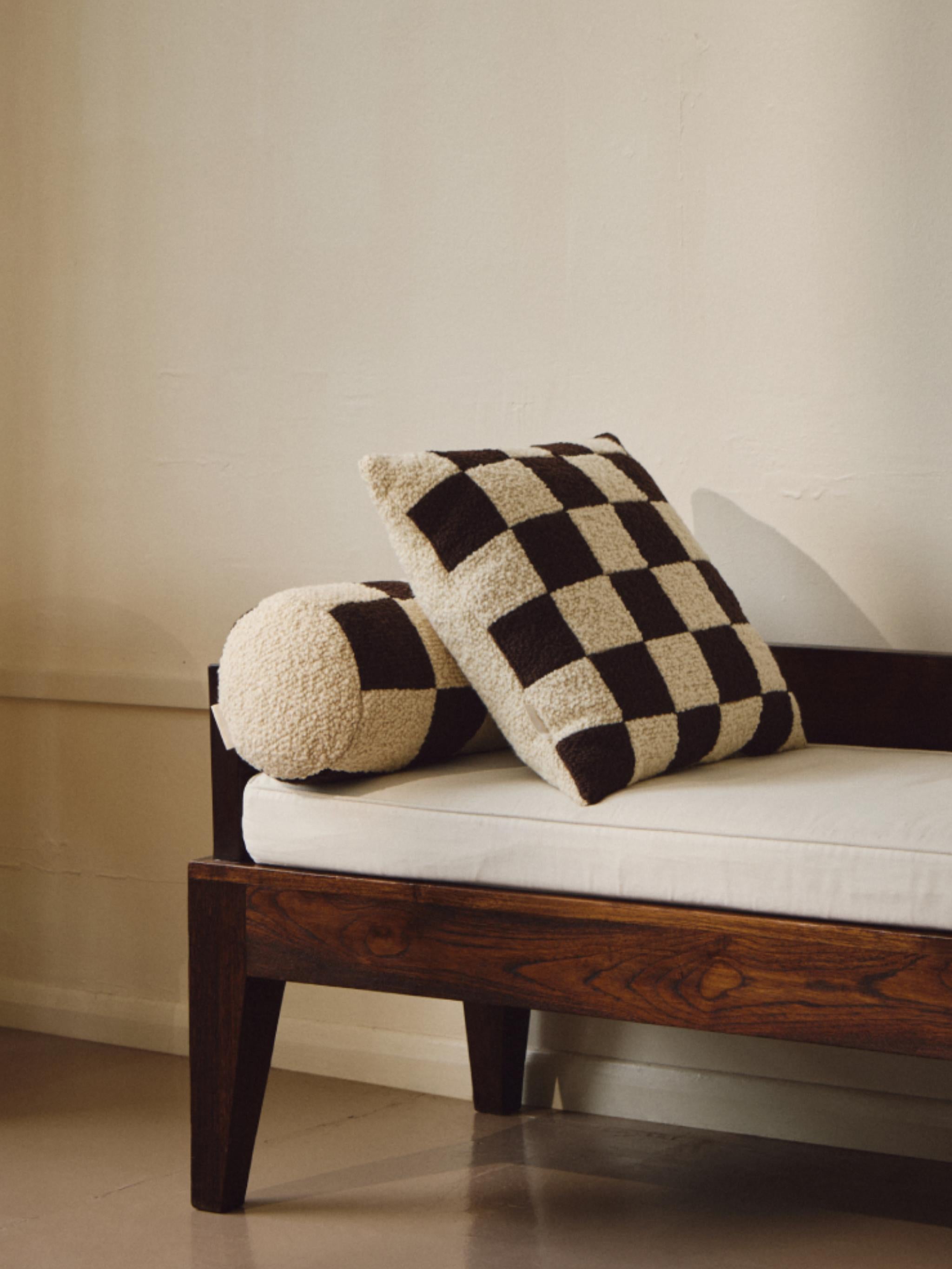 Realizzato con un lussuoso tessuto bouclé di lana pesante tessuto in una fabbrica tradizionale in Scozia, questo cuscino patchwork a scacchi di ispirazione vintage di Le Carré riflette l'affinità del marchio con il design modernista del XX secolo.