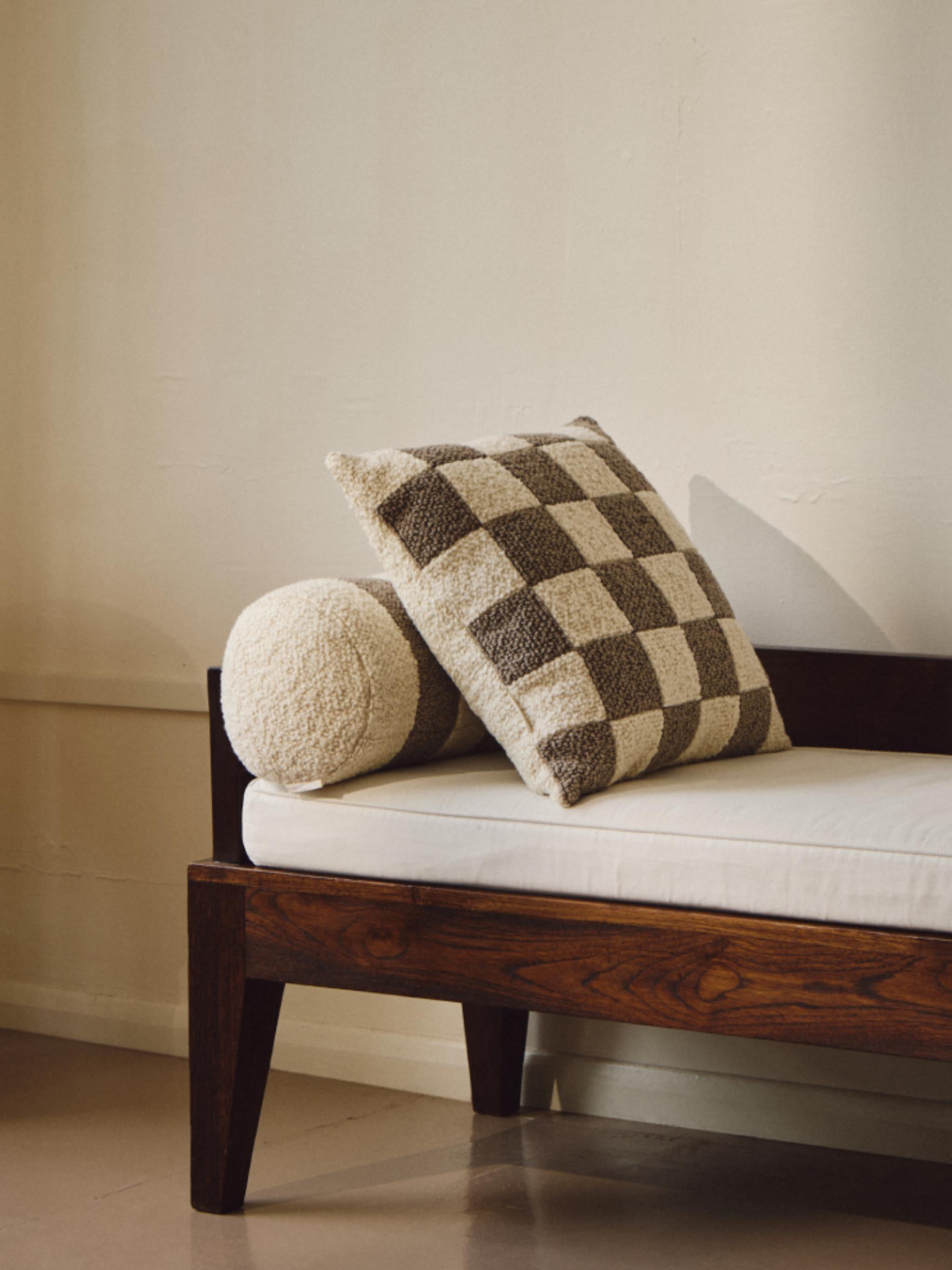 Realizzato con un lussuoso tessuto bouclé di lana pesante tessuto in una fabbrica tradizionale in Scozia, questo cuscino patchwork a scacchi di ispirazione vintage di Le Carré riflette l'affinità del marchio con il design modernista del XX secolo.