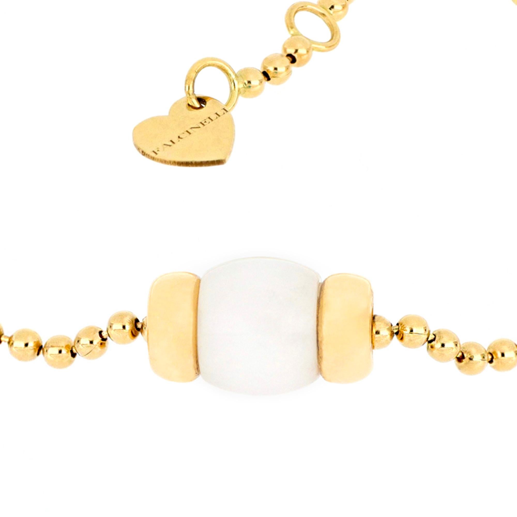 The yellow gold ball chain, light and comfortable on the skin, reveals all the craftsmanship with which this bracelet from Le Carrousel collection was designed. The central barrel-shaped pendant, surrounded on both sides by polished 18-karat gold,