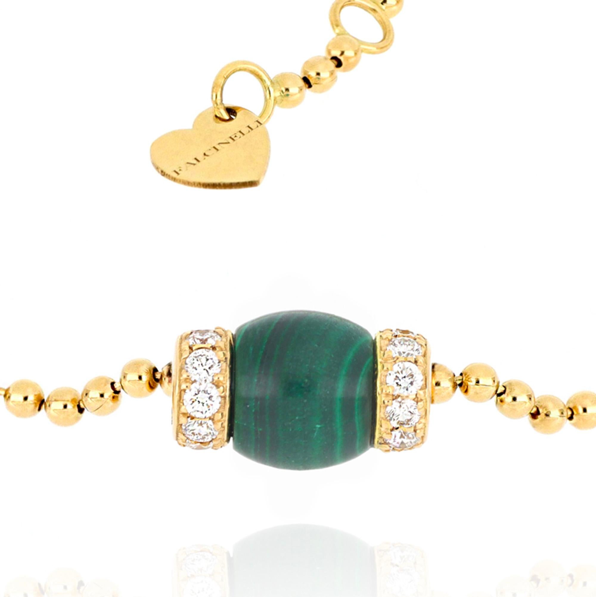 The 18 karat yellow gold ball chain, light and comfortable on the skin, reveals all the craftsmanship with which this bracelet from Le Carrousel collection was designed. The central barrel-shaped pendant is enhanced by the intense color of malachite