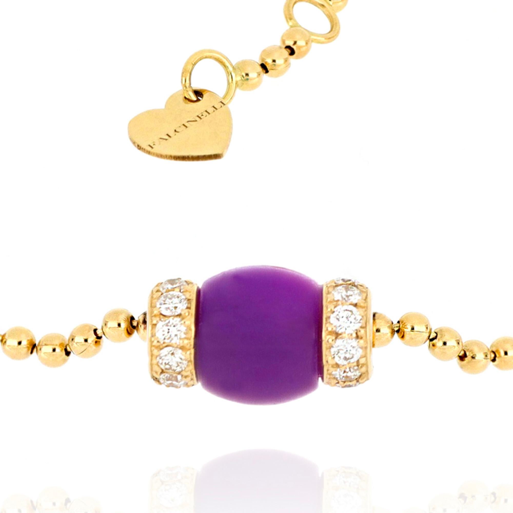 The 18-karat yellow gold ball chain, light and comfortable on the skin, reveals all the craftsmanship with which this bracelet from Le Carrousel collection was designed. The central barrel-shaped pendant is enhanced by the romantic color of purple