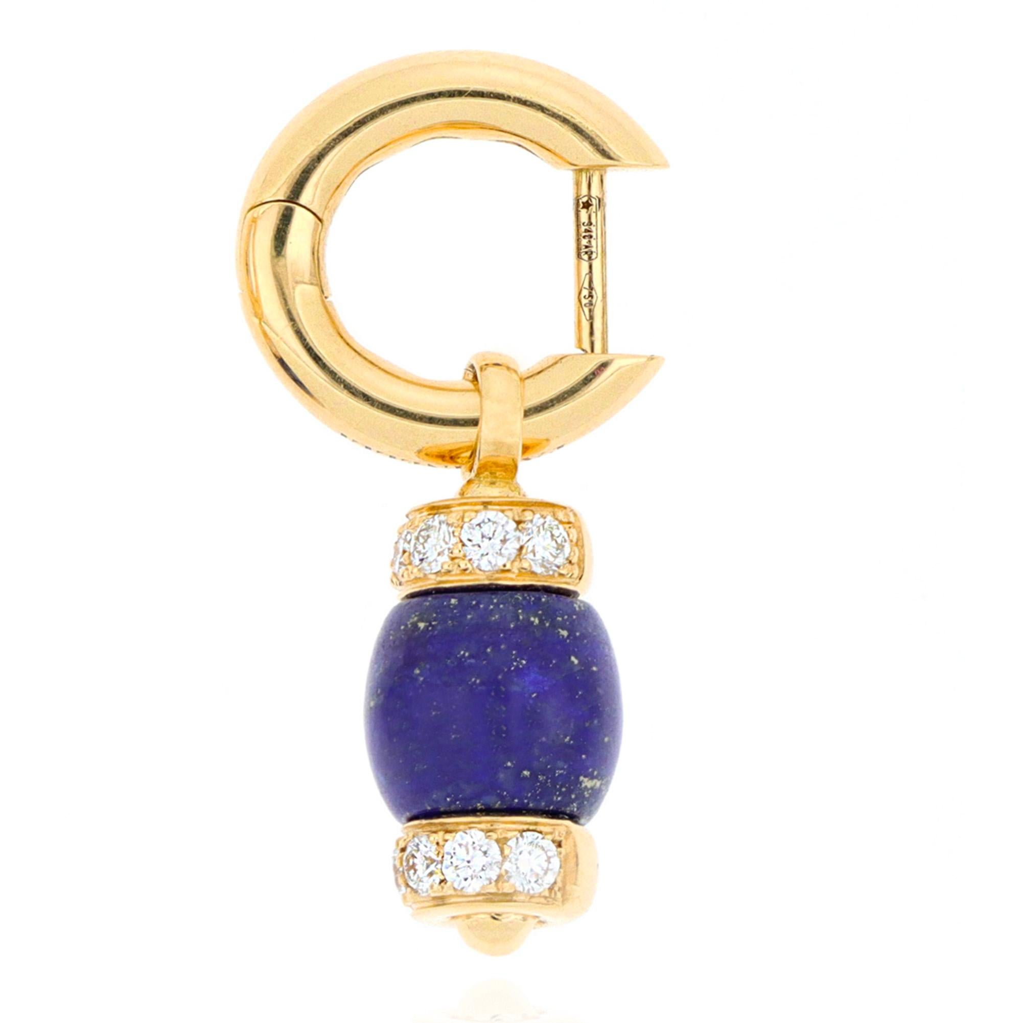 Audacity and creative flair come together in this 18-karat yellow gold earring set from Le Carrousel collection. Lapis lazuli, with its many shades of color, is ennobled by sparkling white diamonds that adorn the sides of the barrel-shaped pendant,