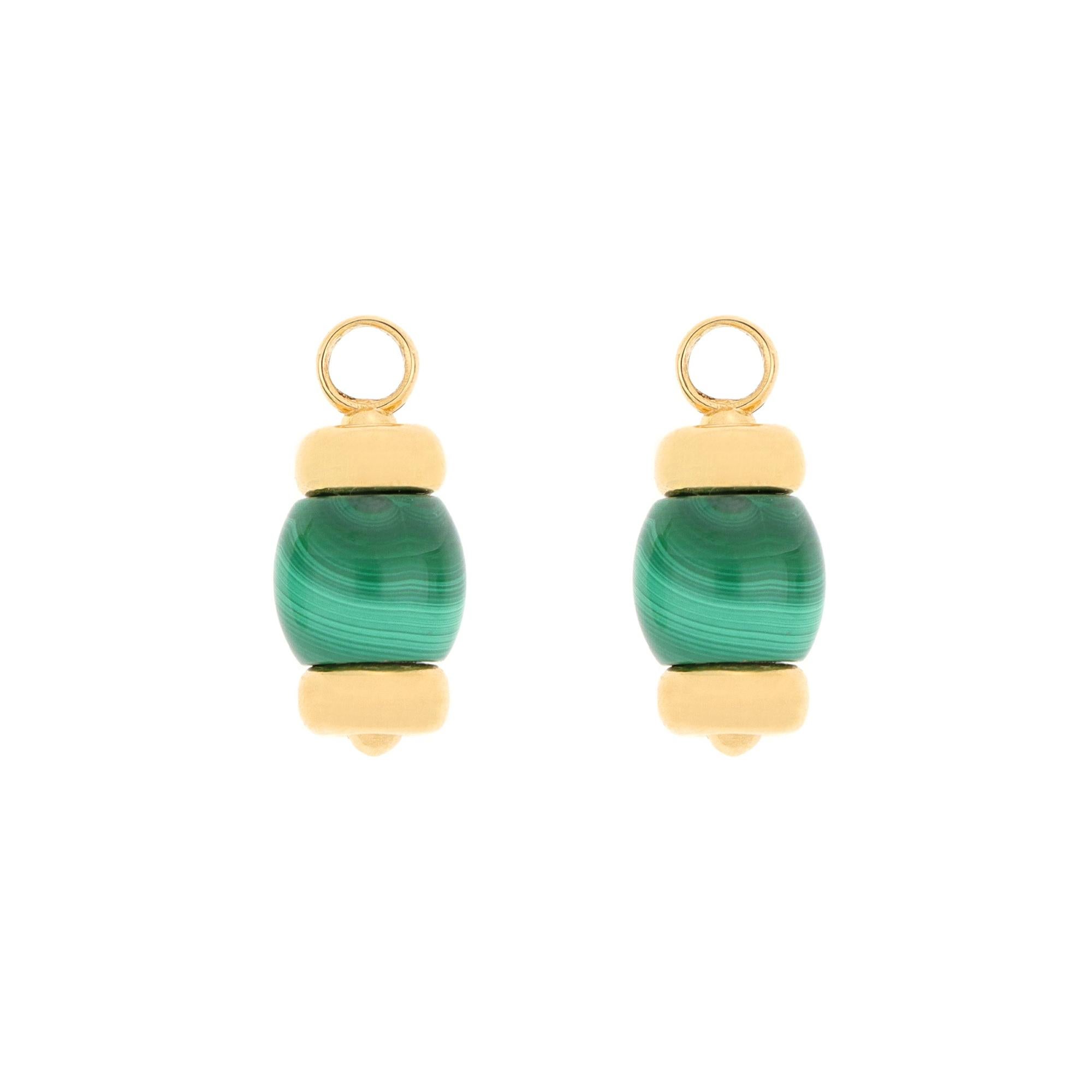 Audacity and creative flair come together in this 18-karat yellow gold earring set from Le Carrousel collection. The yellow gold pendant is enhanced by the deep green color of malachite. The particularity of this earring set lies in its versatility: