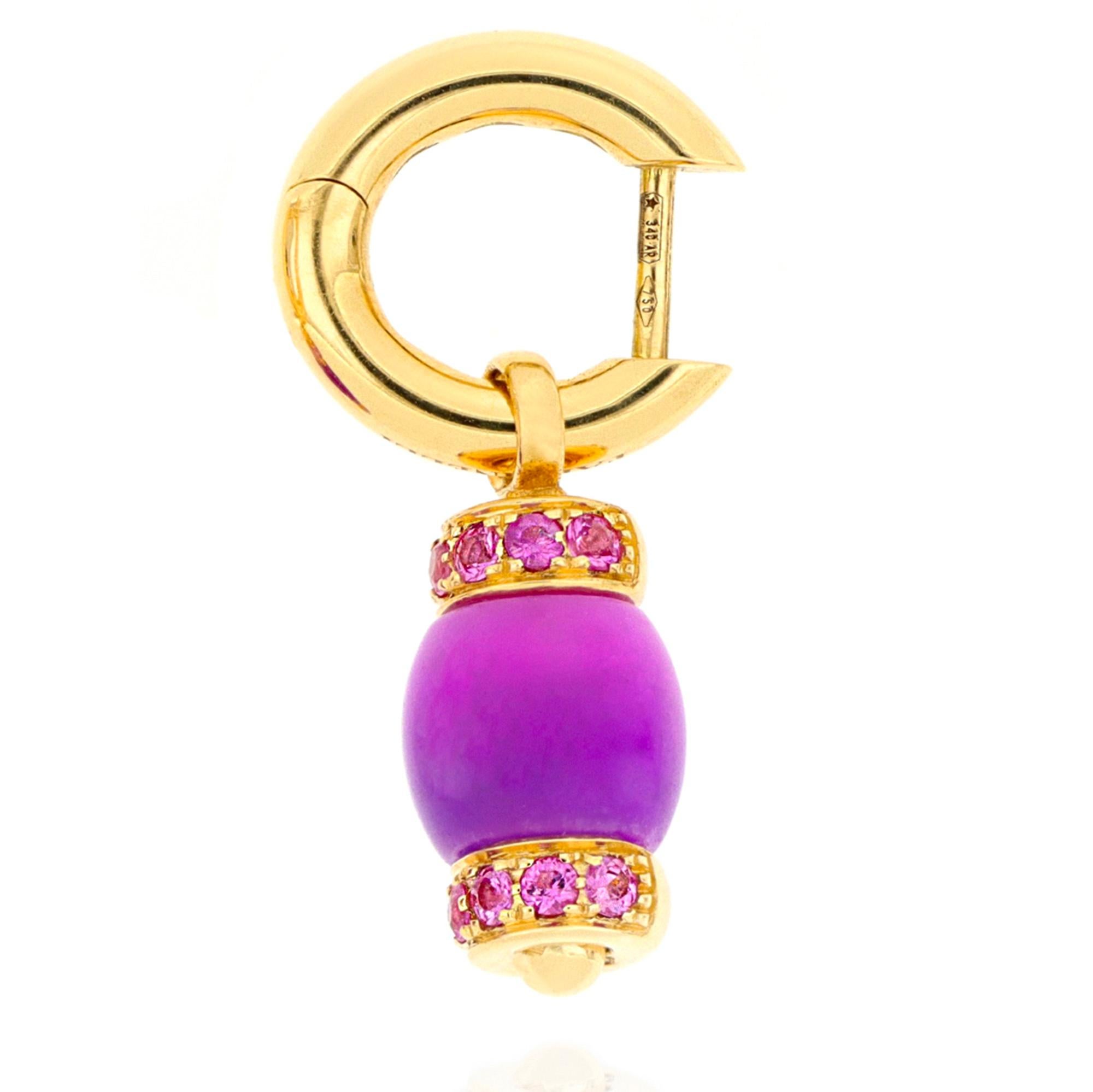 Audacity and creative flair come together in this 18-karat yellow gold earring set from Le Carrousel collection. Purple jade is ennobled by the vibrant color of pink sapphires that adorn the sides of the barrel-shaped pendant, lending a touch of