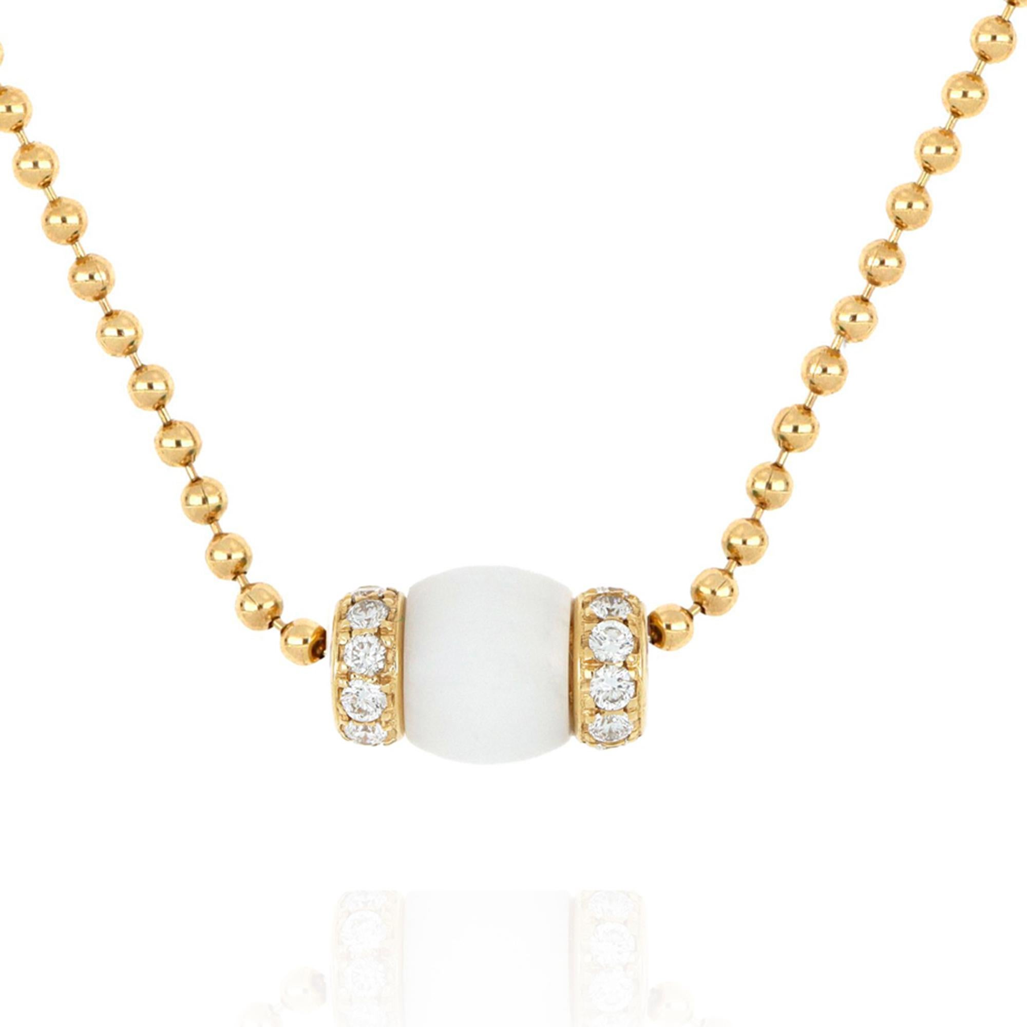 Avant-garde design, simple and linear volumes come together in this necklace from Le Carrousel collection. 18-kt yellow gold, combined with the pure white of howlite and the preciousness of diamonds, ennobles the three-dimensionality of the