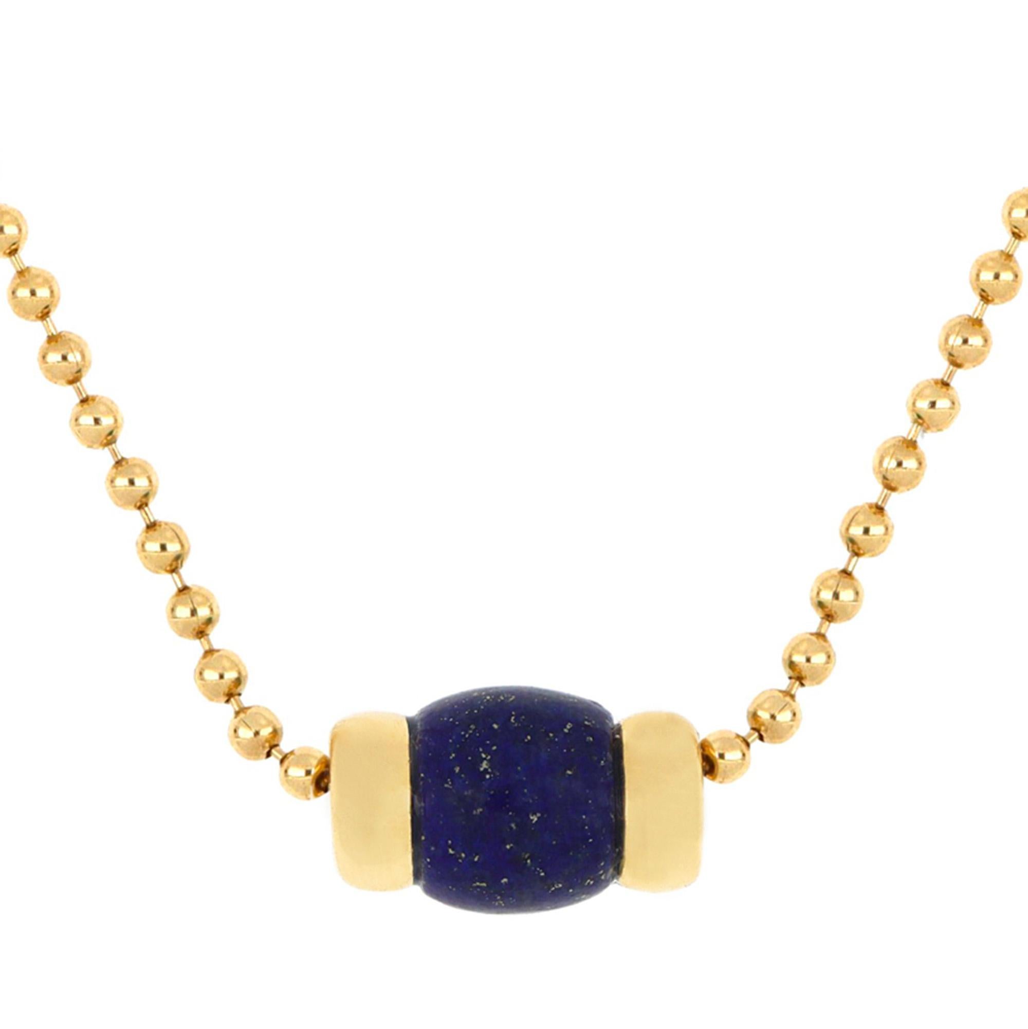 Avant-garde design, simple and linear volumes come together in this necklace from Le Carrousel collection. 18-karat yellow gold, combined with the deep blue of lapis lazuli, ennobles the three-dimensionality of the barrel-shaped centerpiece. Due to