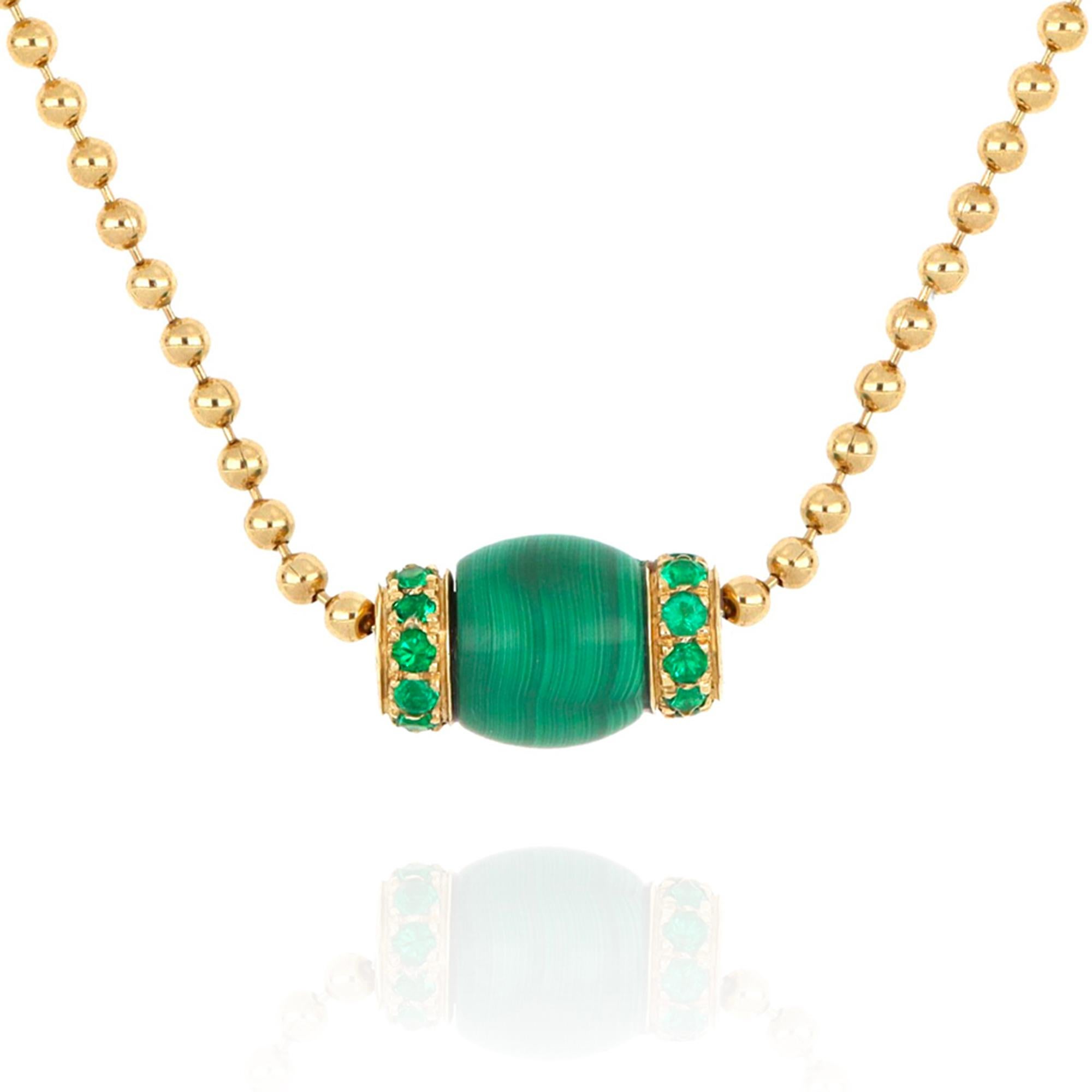 Avant-garde design, simple and linear volumes come together in this necklace from Le Carrousel collection. 18-karat yellow gold, combined with the deep green of malachite and the preciousness of emeralds, ennobles the three-dimensionality of the