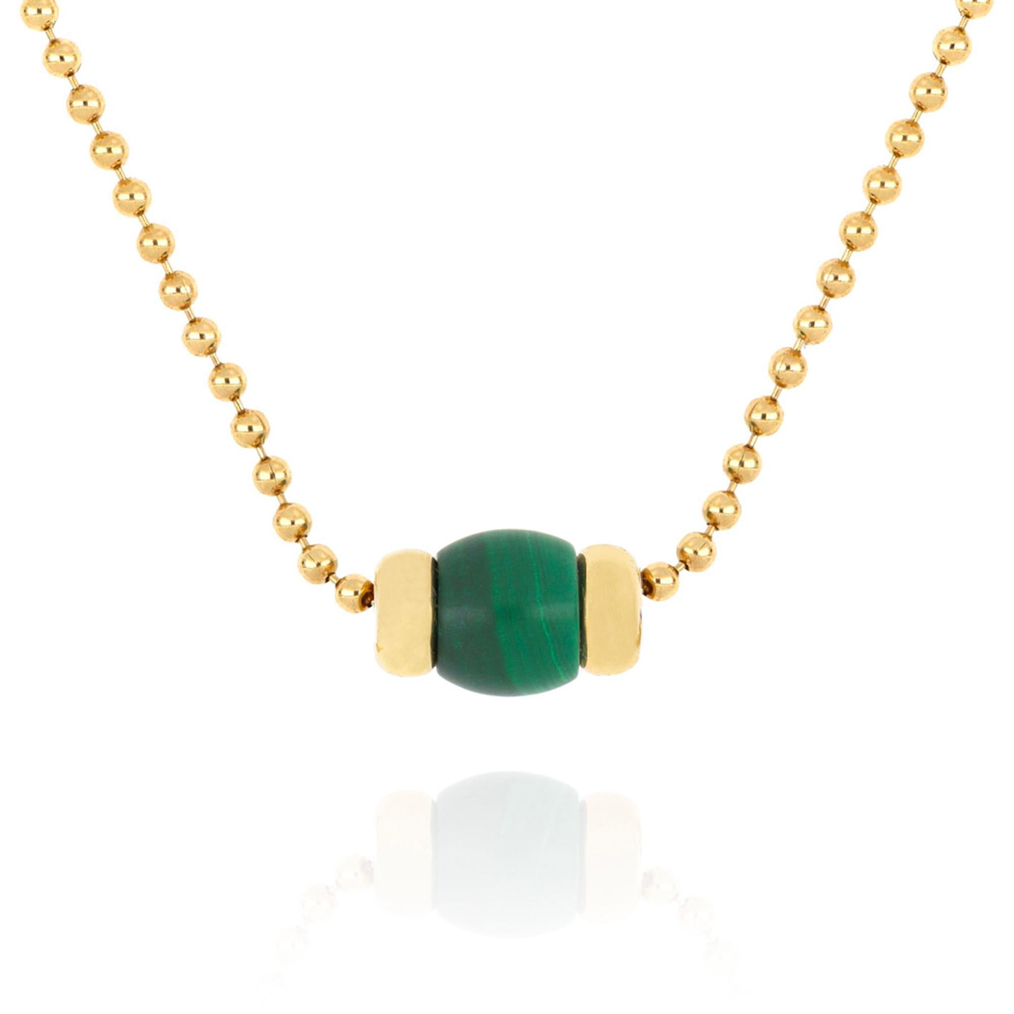 Avant-garde design, simple and linear volumes come together in this necklace from Le Carrousel collection. 18-karat yellow gold, combined with the deep green of malachite, ennobles the three-dimensionality of the barrel-shaped central element.