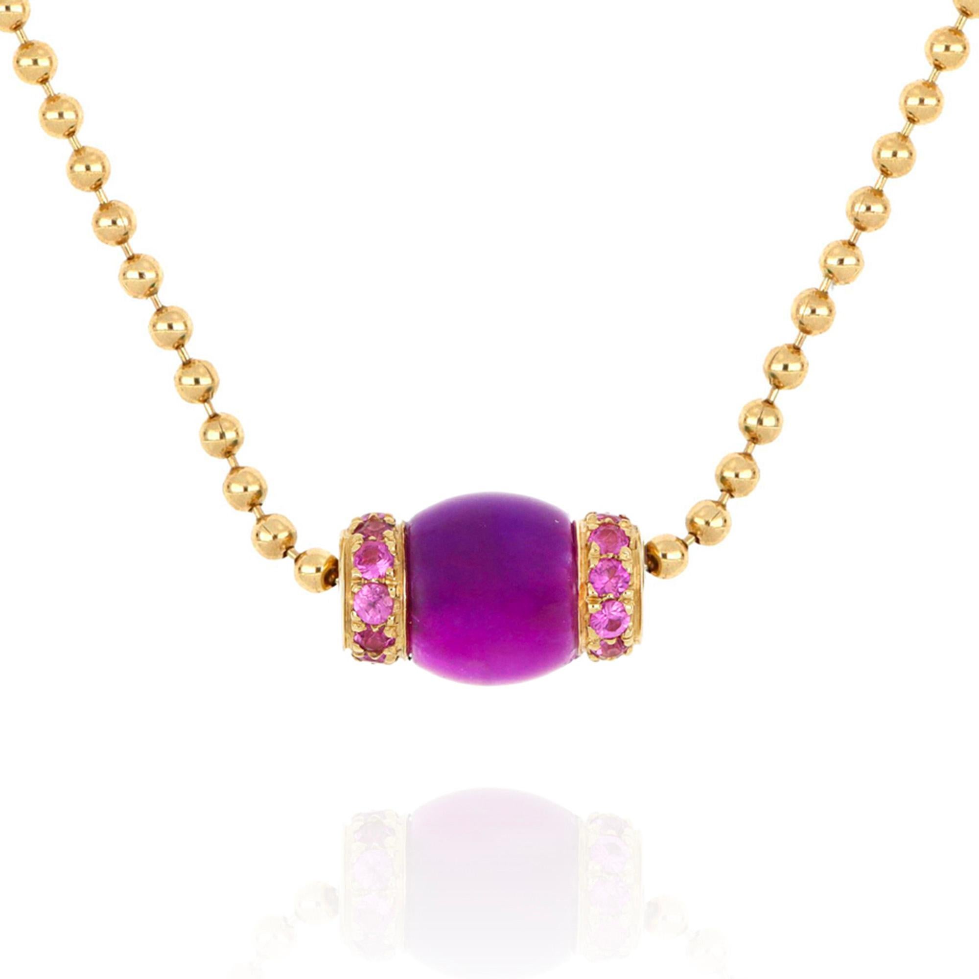 Avant-garde design, simple and linear volumes come together in this necklace from Le Carrousel collection. 18-karat yellow gold, combined with purple jade and the preciousness of pink sapphires, ennobles the three-dimensionality of the barrel-shaped