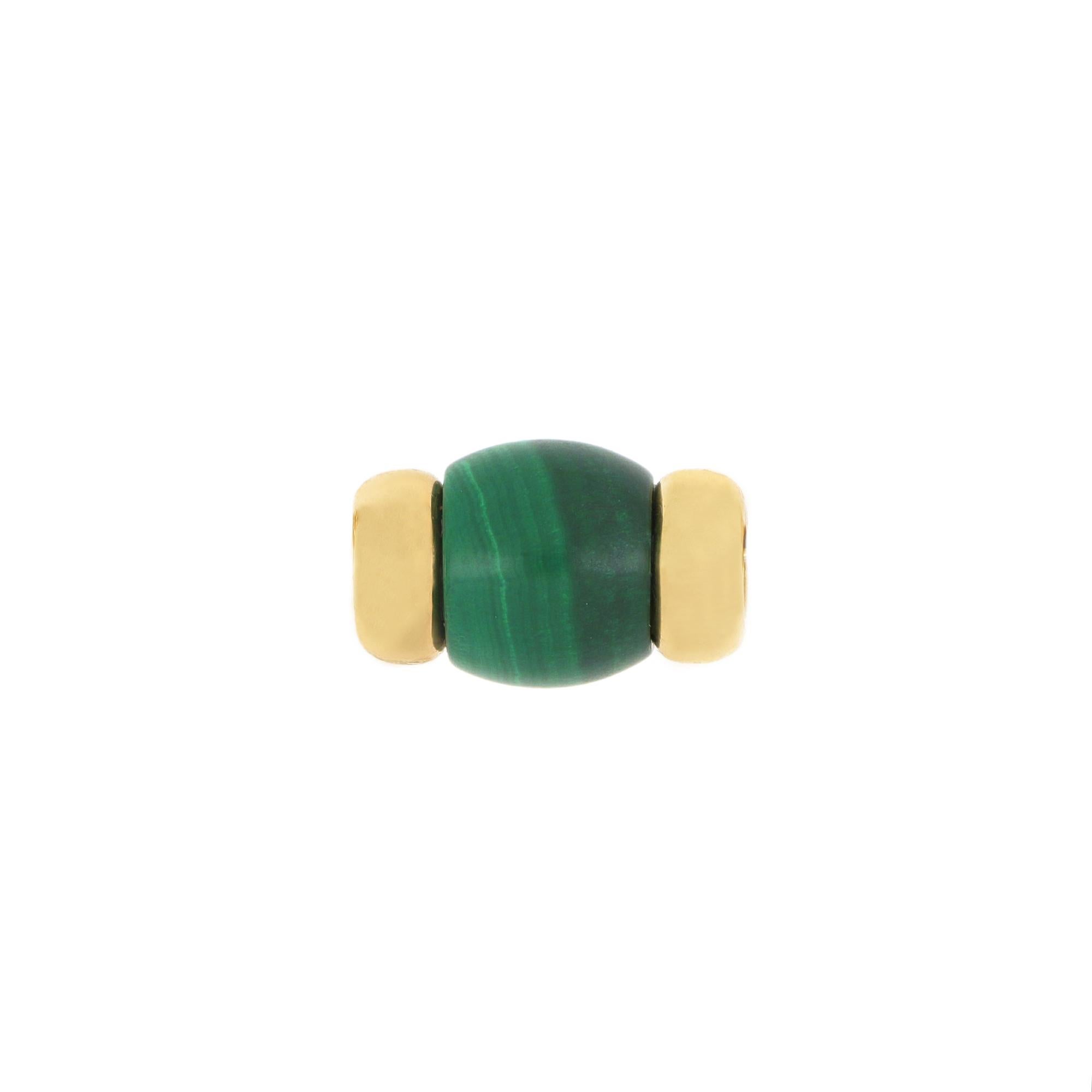 An expression of elegance and refinement, the ring from Le Carrousel collection, with its delicate barrel shape, blends harmoniously with the green of malachite. The sinuous interlacing of the 18-karat yellow gold structure represents the ring's