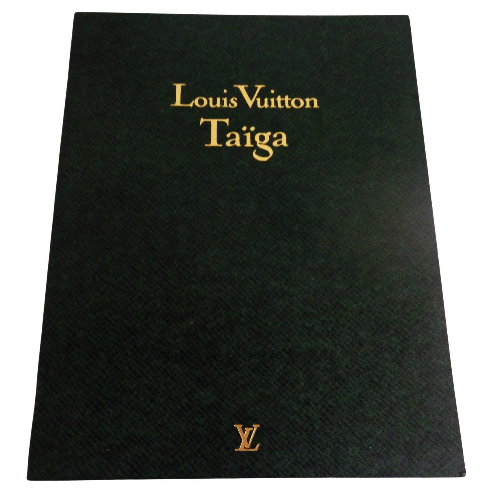 Le catalogue - Louis Vuitton w/ Price List & Taiga Pamphlet - 1993 numéro 1  en vente 12
