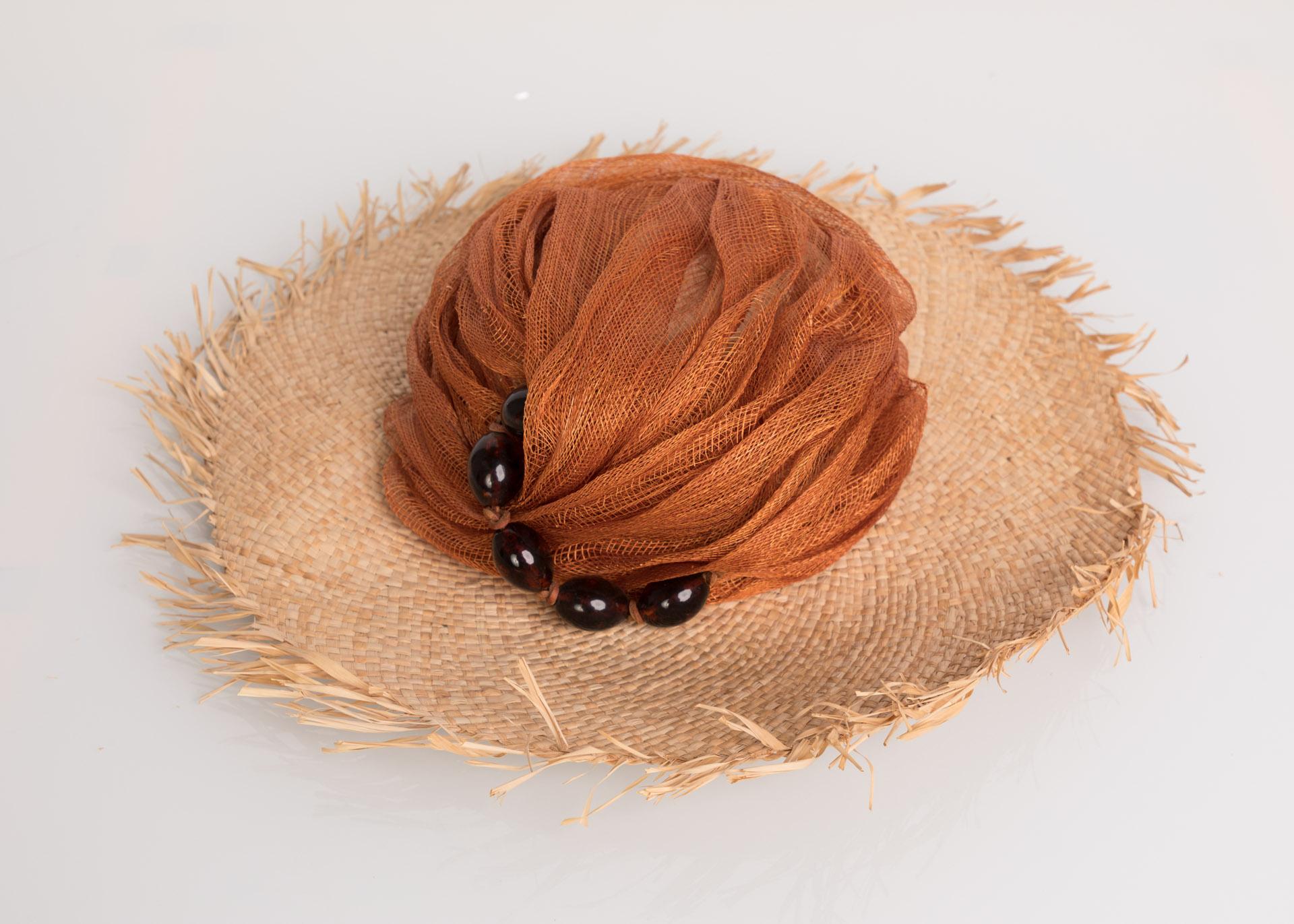 Perlenbesetzter Sonnenhut von Chapeau Raffia aus Tüll im Angebot 1