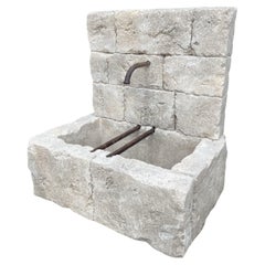 Le Chaux, handgeschnitzter und bearbeiteter Kalkstein-Blockbrunnen im Used-Look, Südfrankreich