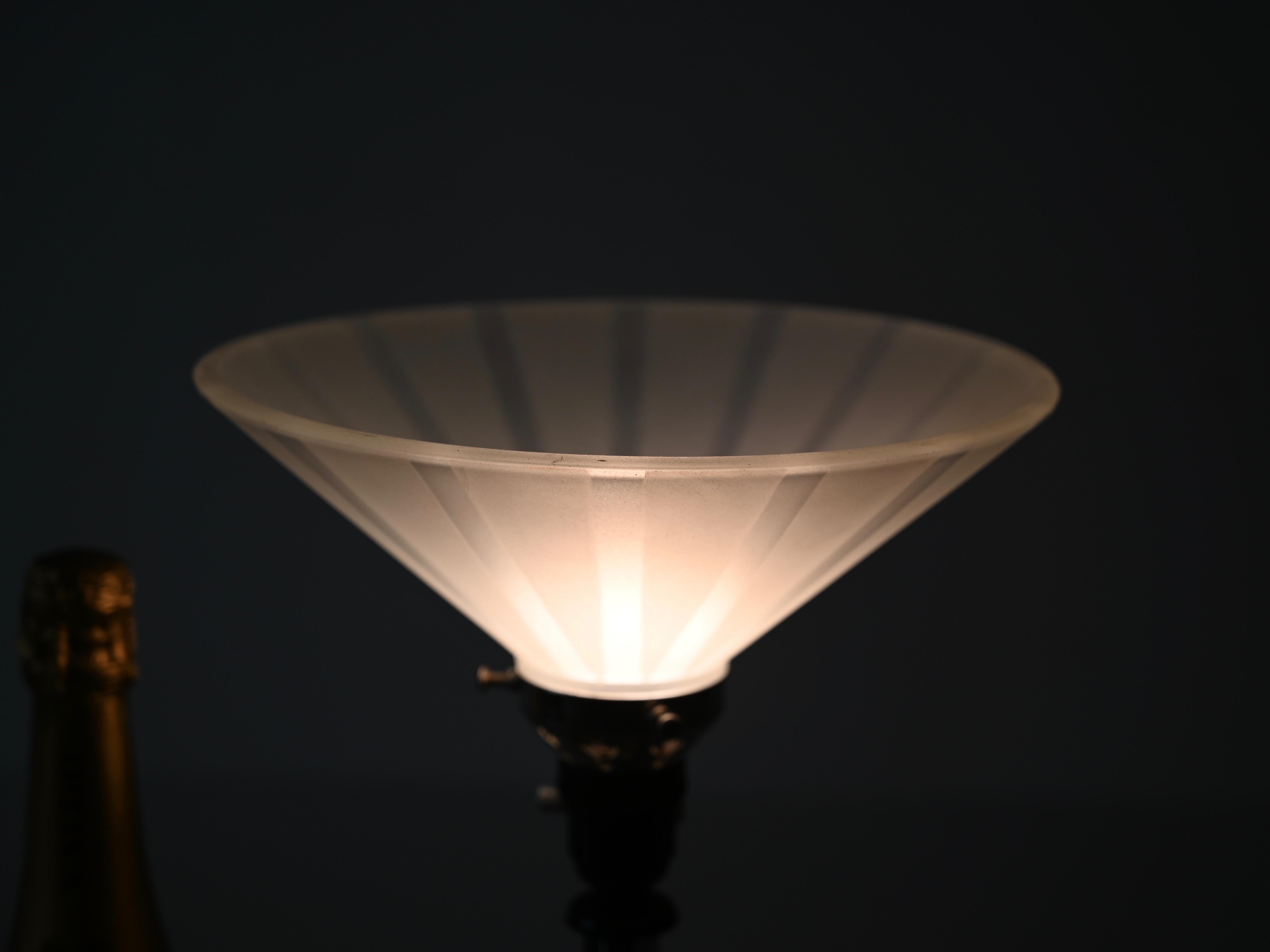 Lampe de bureau Art Déco Le Chevallier en chrome, bakélite et verre opalin, années 1930 en vente 3