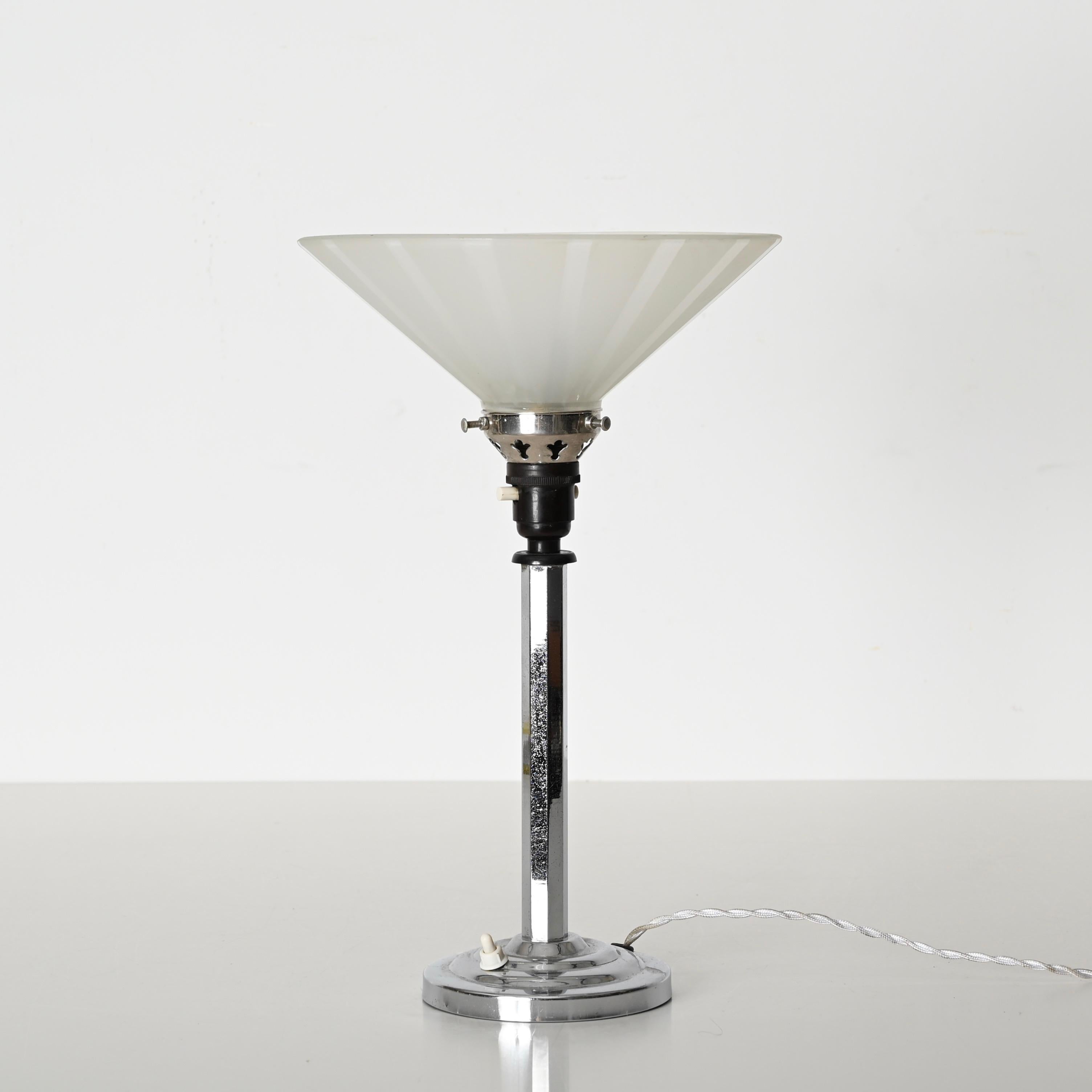 Lampe de bureau Art Déco Le Chevallier en chrome, bakélite et verre opalin, années 1930 en vente 4