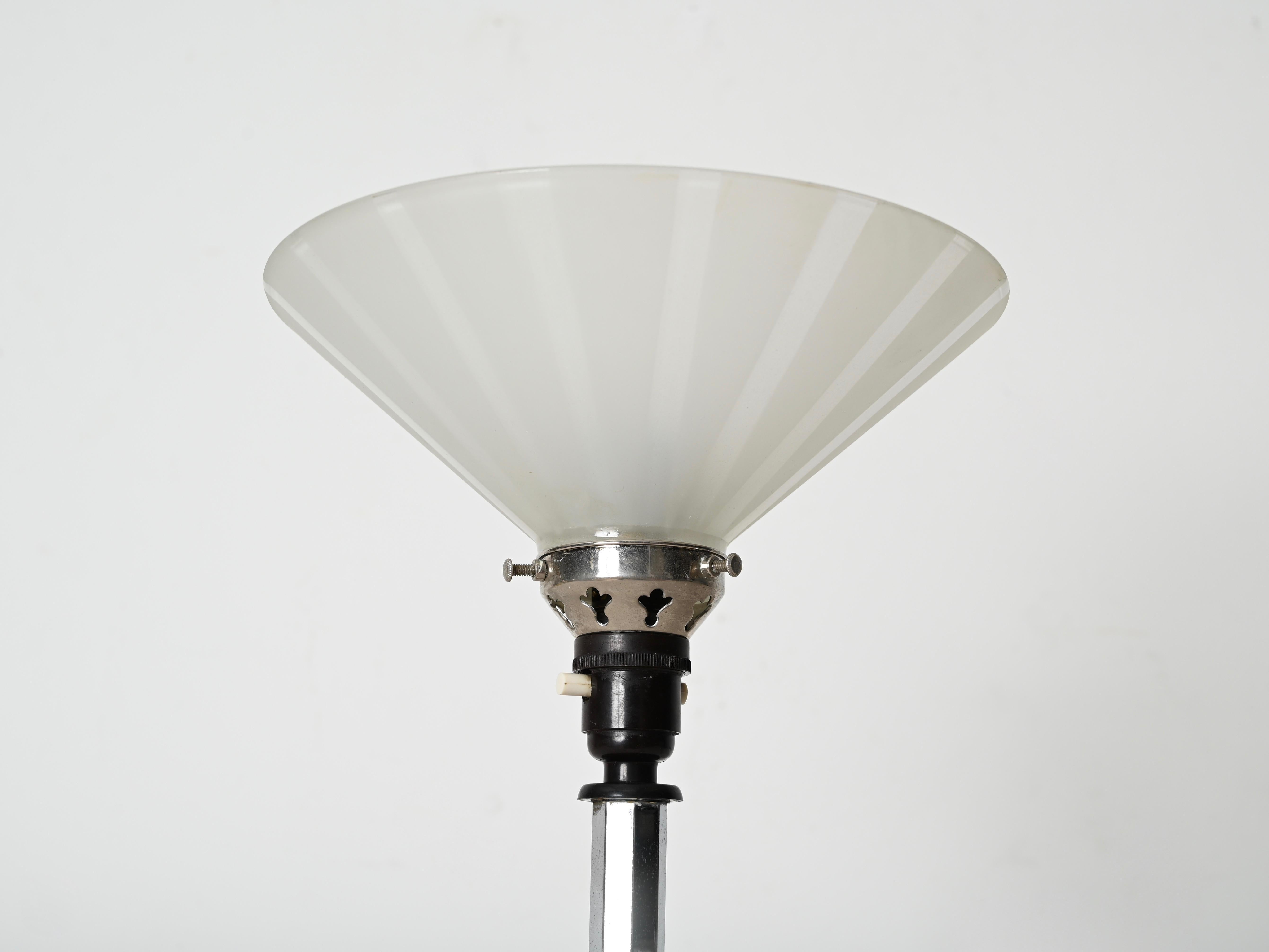 Lampe de bureau Art Déco Le Chevallier en chrome, bakélite et verre opalin, années 1930 en vente 5