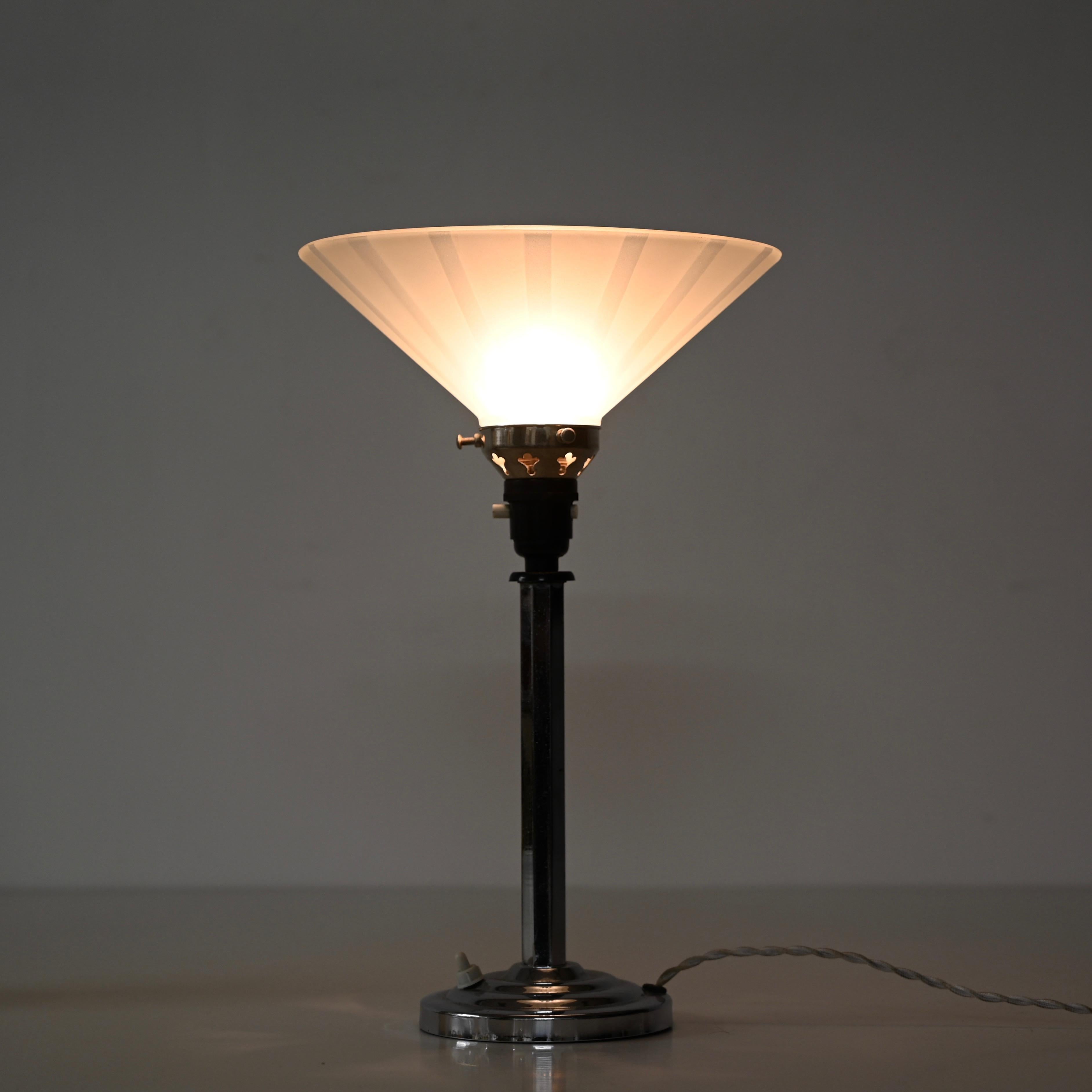 Lampe de bureau Art Déco Le Chevallier en chrome, bakélite et verre opalin, années 1930 en vente 6