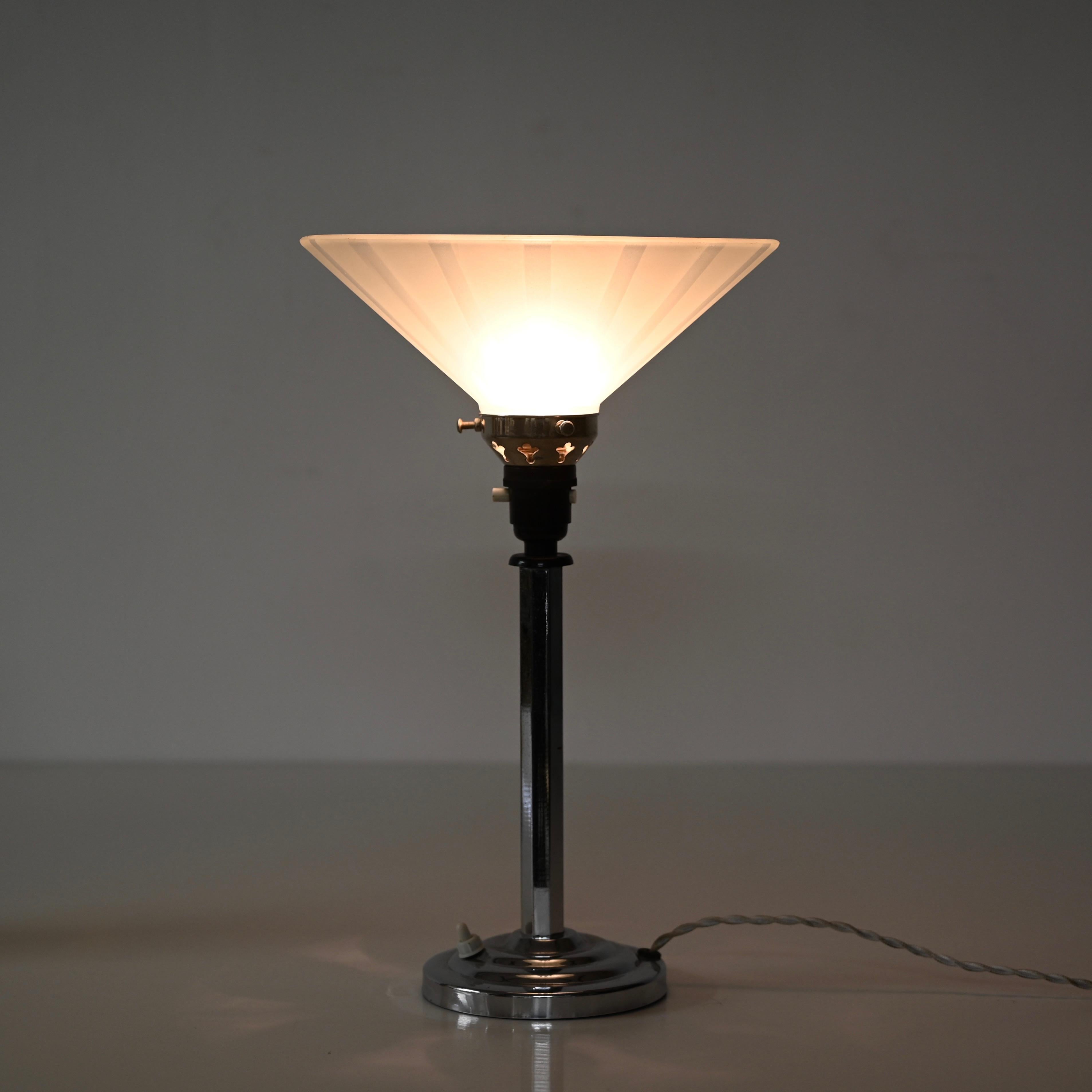 Lampe de bureau Art Déco Le Chevallier en chrome, bakélite et verre opalin, années 1930 en vente 7
