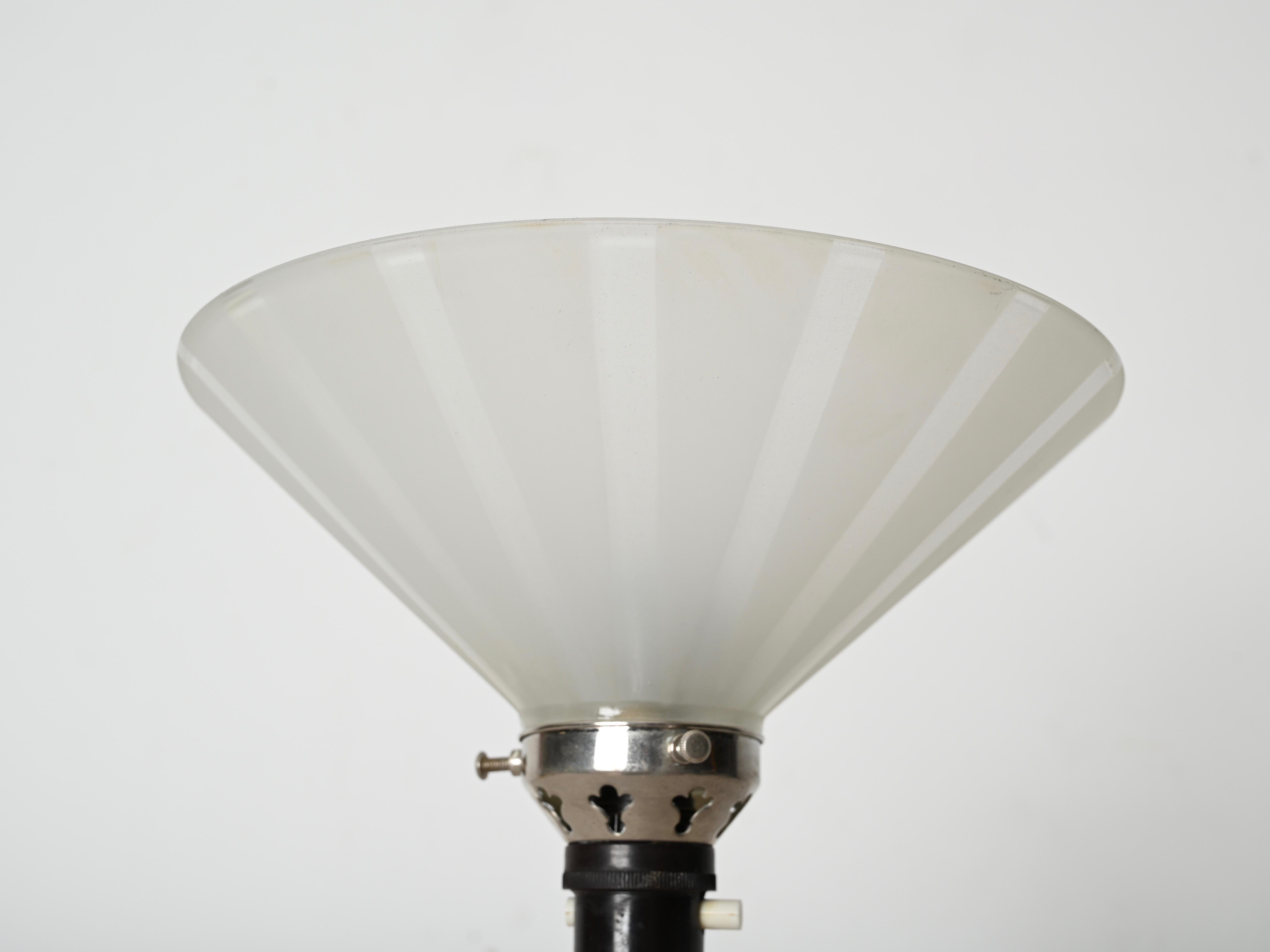 Lampe de bureau Art Déco Le Chevallier en chrome, bakélite et verre opalin, années 1930 en vente 8