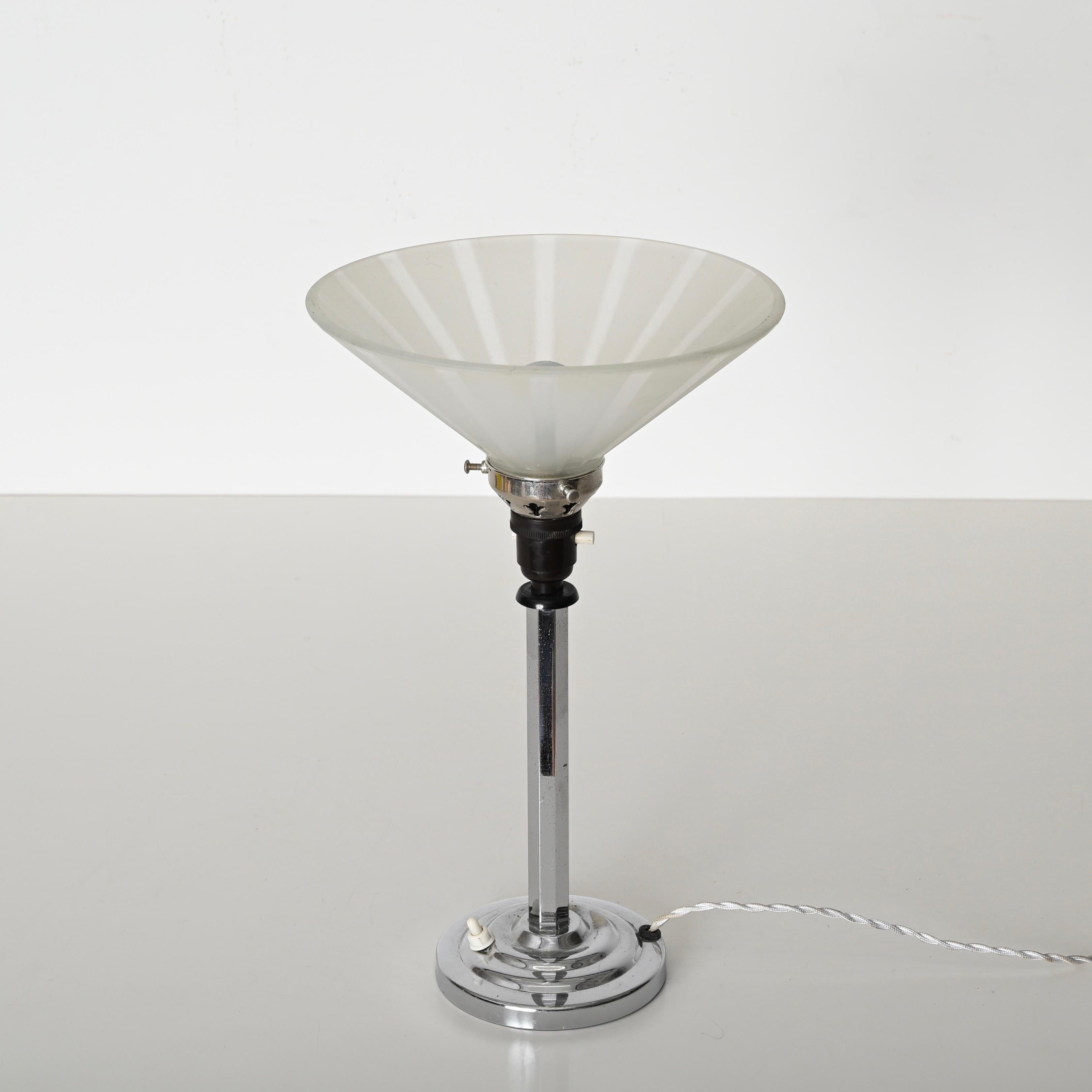 Français Lampe de bureau Art Déco Le Chevallier en chrome, bakélite et verre opalin, années 1930 en vente