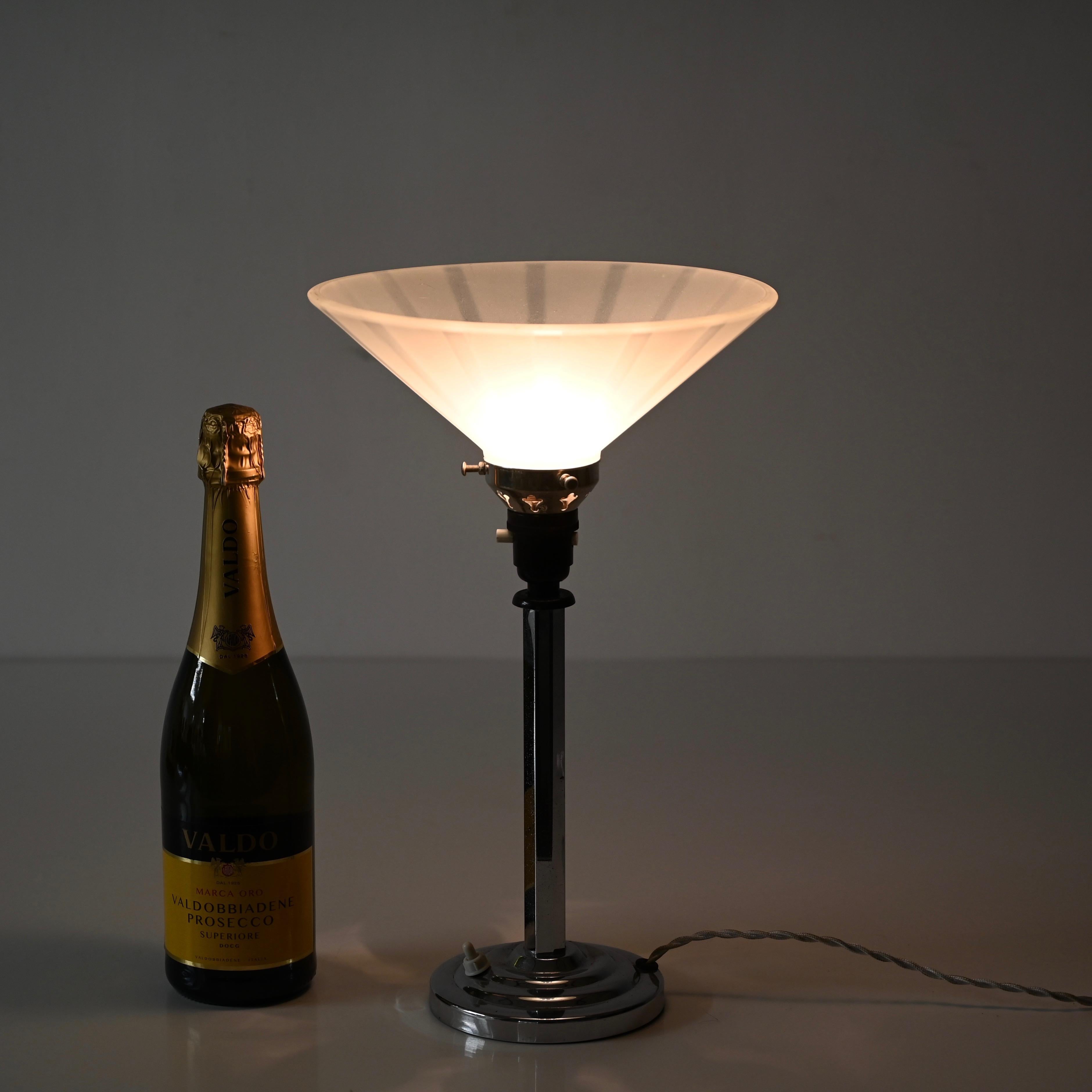 Fait main Lampe de bureau Art Déco Le Chevallier en chrome, bakélite et verre opalin, années 1930 en vente