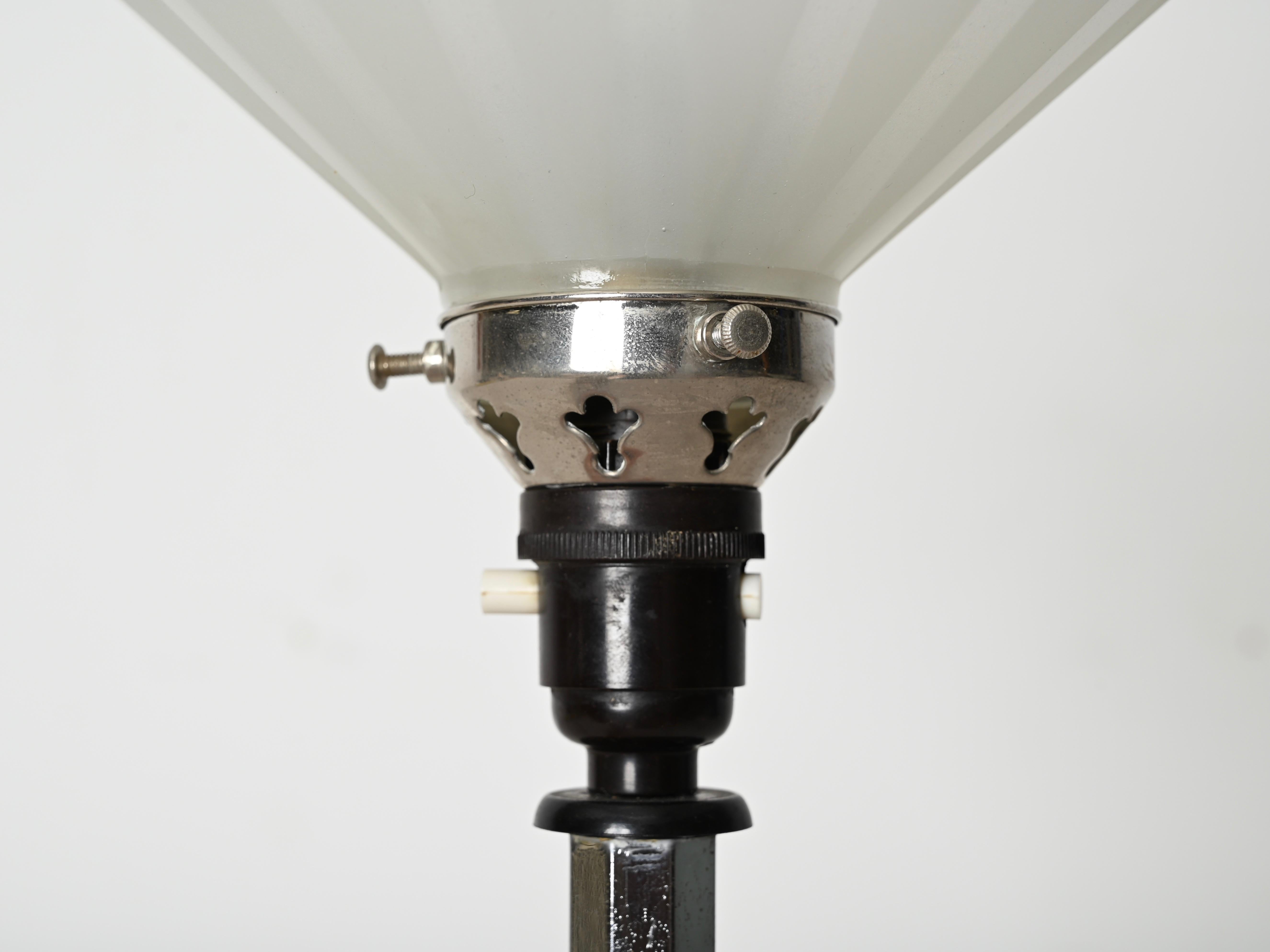 Lampe de bureau Art Déco Le Chevallier en chrome, bakélite et verre opalin, années 1930 Bon état - En vente à Roma, IT