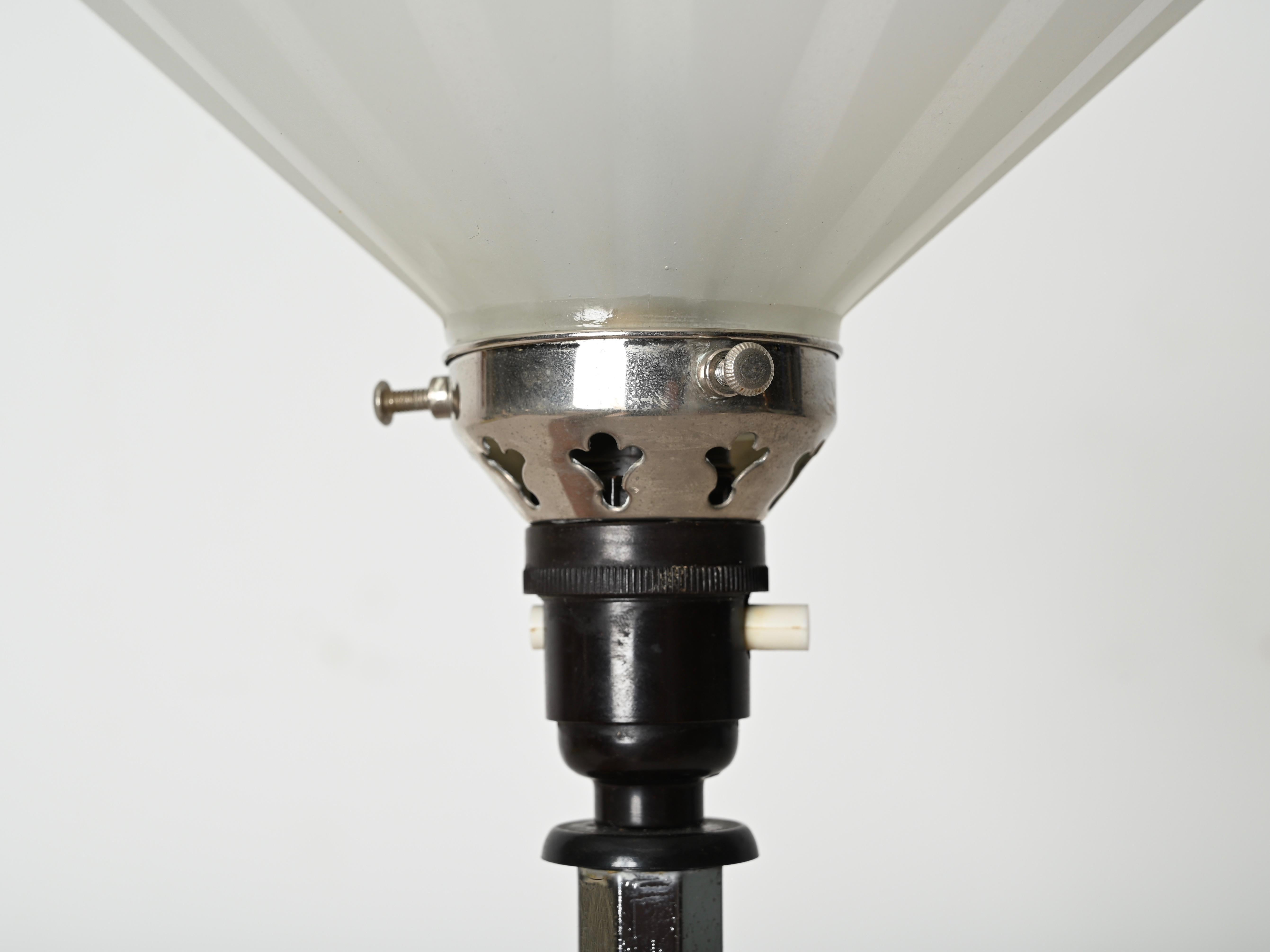 Milieu du XXe siècle Lampe de bureau Art Déco Le Chevallier en chrome, bakélite et verre opalin, années 1930 en vente