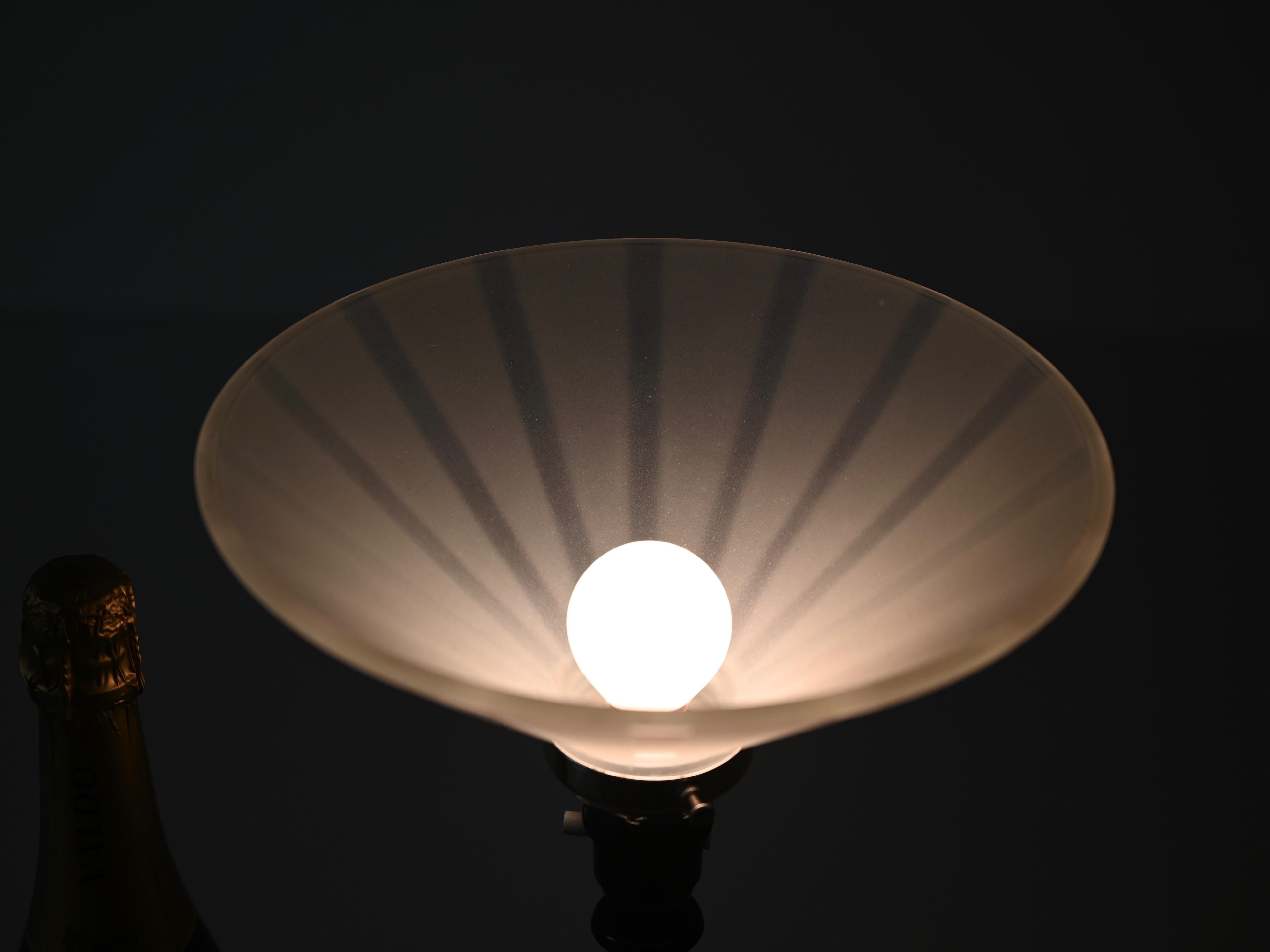 Verre Lampe de bureau Art Déco Le Chevallier en chrome, bakélite et verre opalin, années 1930 en vente