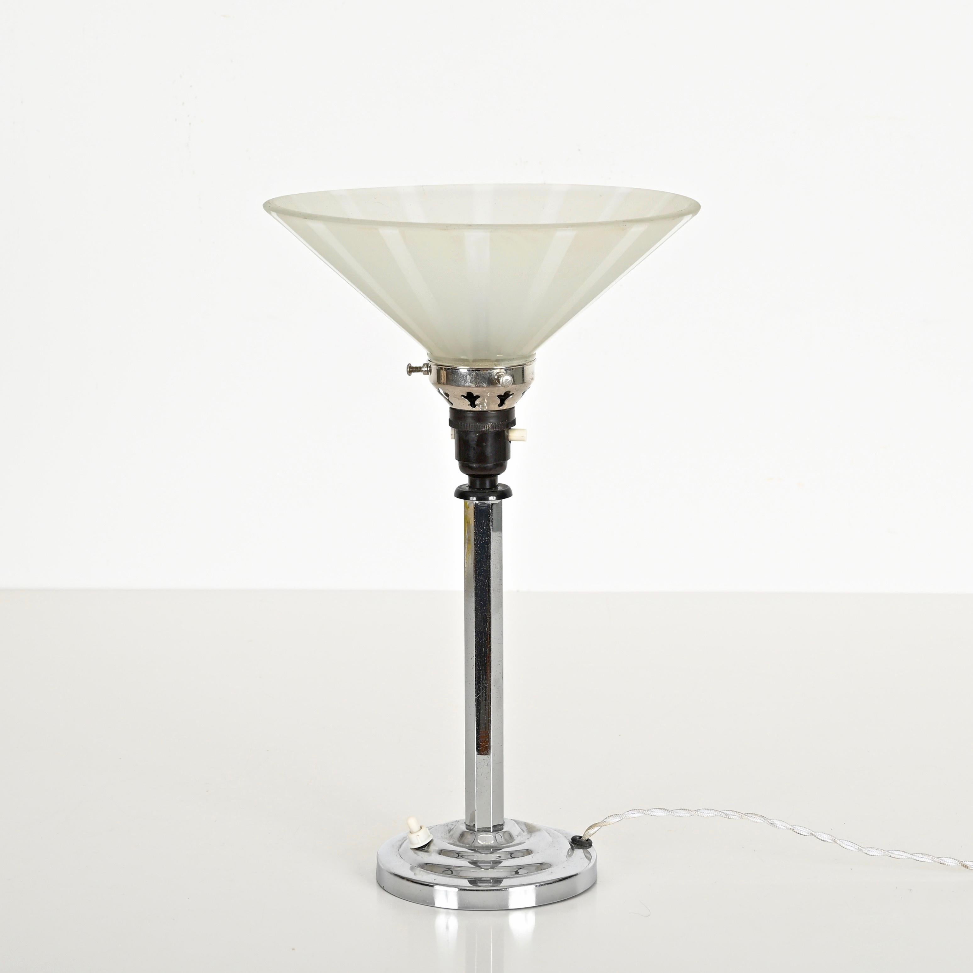 Lampe de bureau Art Déco Le Chevallier en chrome, bakélite et verre opalin, années 1930 en vente 1