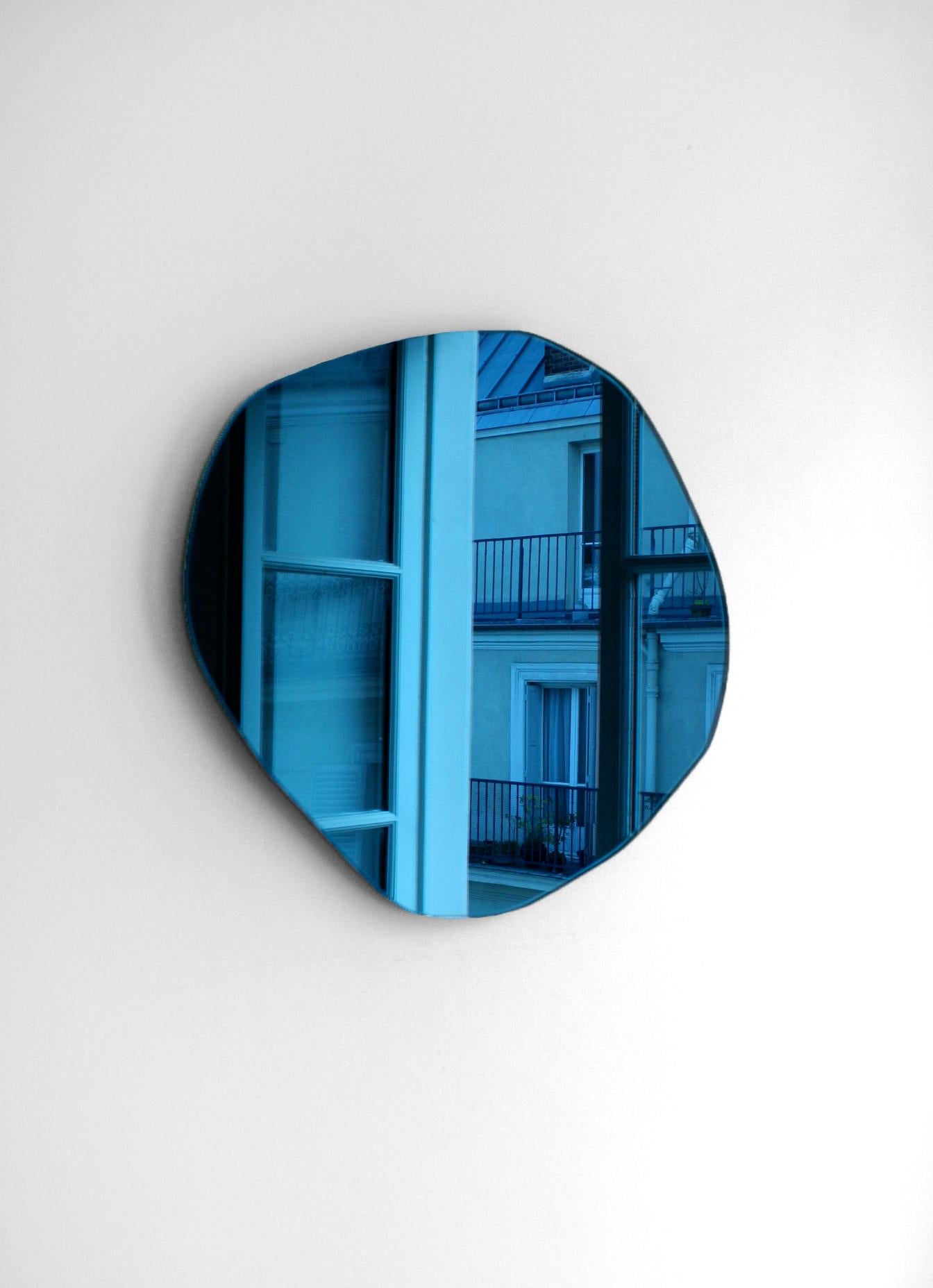Le Ciel Large Handskulptur, Laurene Guarneri
Limitierte Auflage, signiert und nummeriert
Handgefertigt
MATERIALIEN: Blau gefärbter Spiegel
Abmessungen: 100 x 80 x 1,6 cm
(Kann auf Bestellung in anderen Abmessungen hergestellt werden)
Haken zum
