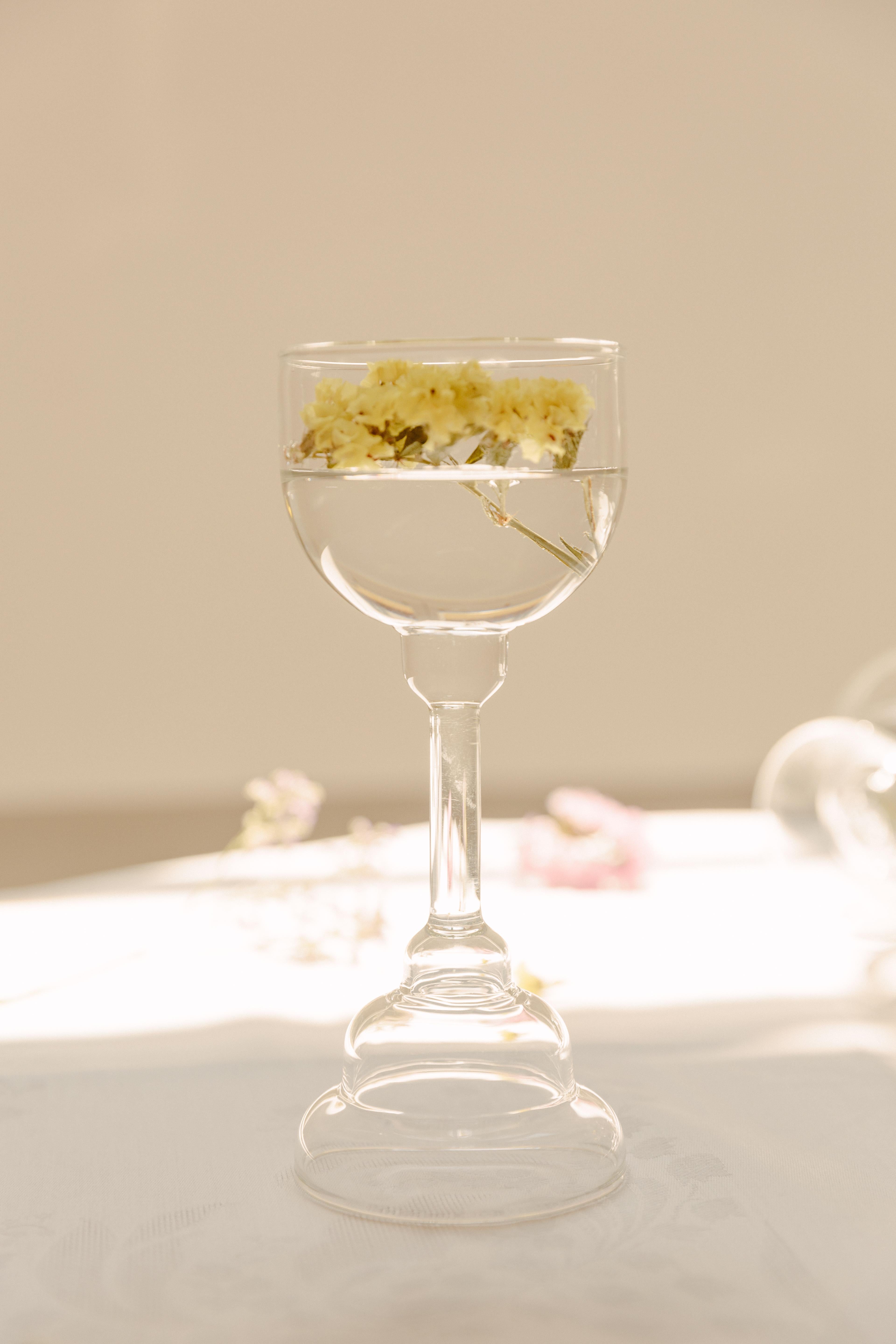 Copa de vino contemporánea del siglo XXI x2 Hecha a mano en Italia por Ilaria Bianchi.
Forma parte de la colección Le Coppe, que también consta de otros bonitos vasos para Margarita, agua, etc.

La copa de vino Le Coppe (aquí a la venta como juego