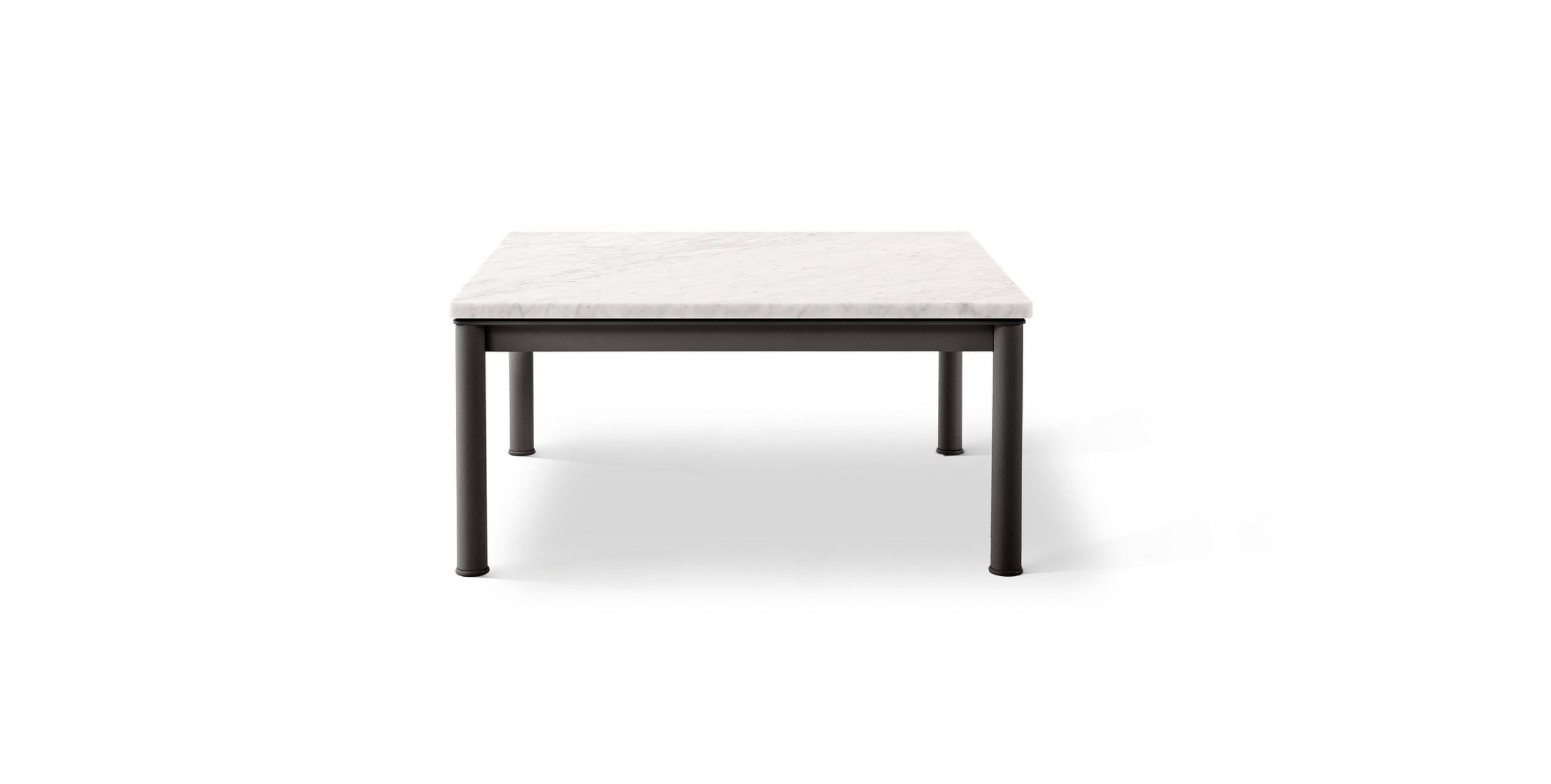 Le Corbusier 10 Table en Tube Basse, Grand Modèle, Outdoor For Cassina

Une table d'extérieur au design épuré. La structure de support révèle son caractère unique dans le chromage des montants en acier tubulaire et dans la finition en laque colorée