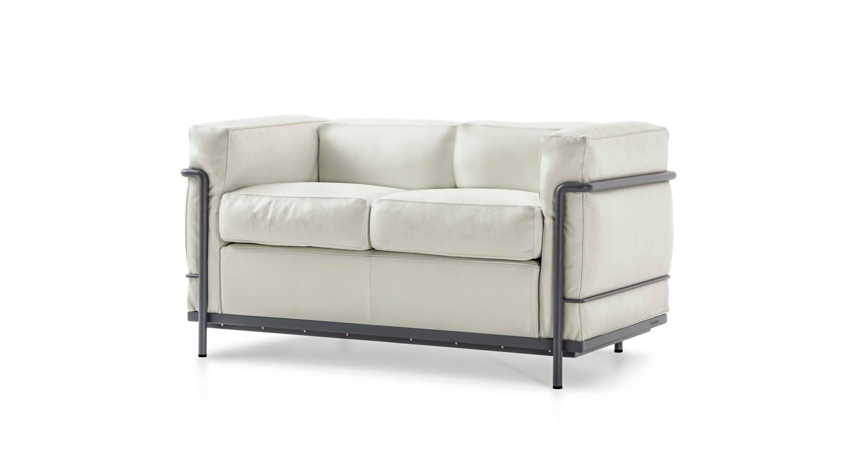 Le Corbusier 2 Fauteuil Grand Confort, Petit Modèle, Deux Places For Cassina

Dérivé de l'iconique fauteuil 2 Fauteuil Grand Confort, petit modèle, le canapé façonné par Cassina et Charlotte Perriand est la synthèse idéale de la forme et de la