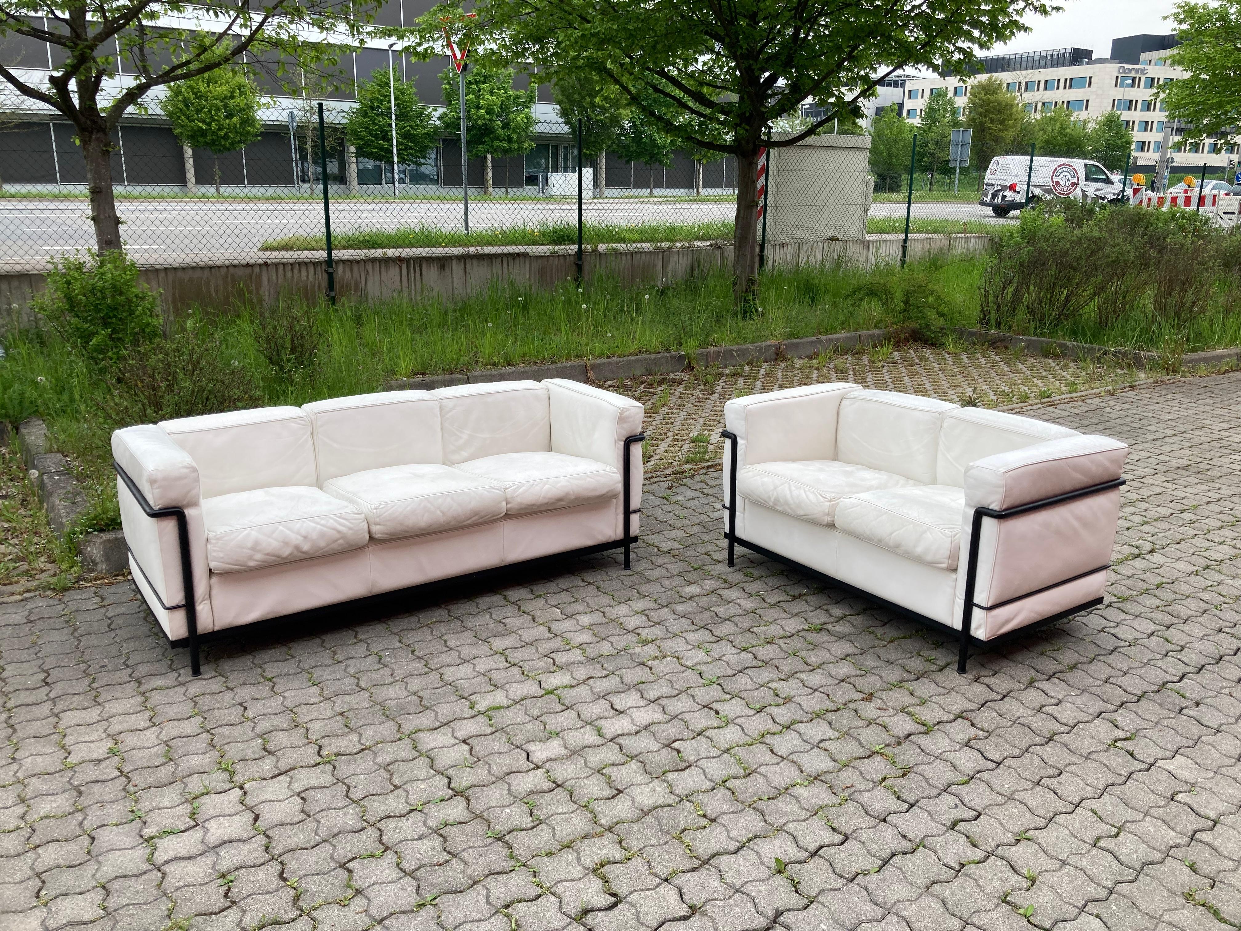 Le Corbusier 2 Seater LC2 Vintage White Leather Sofa by Cassina In Good Condition For Sale In Munich, Bavaria