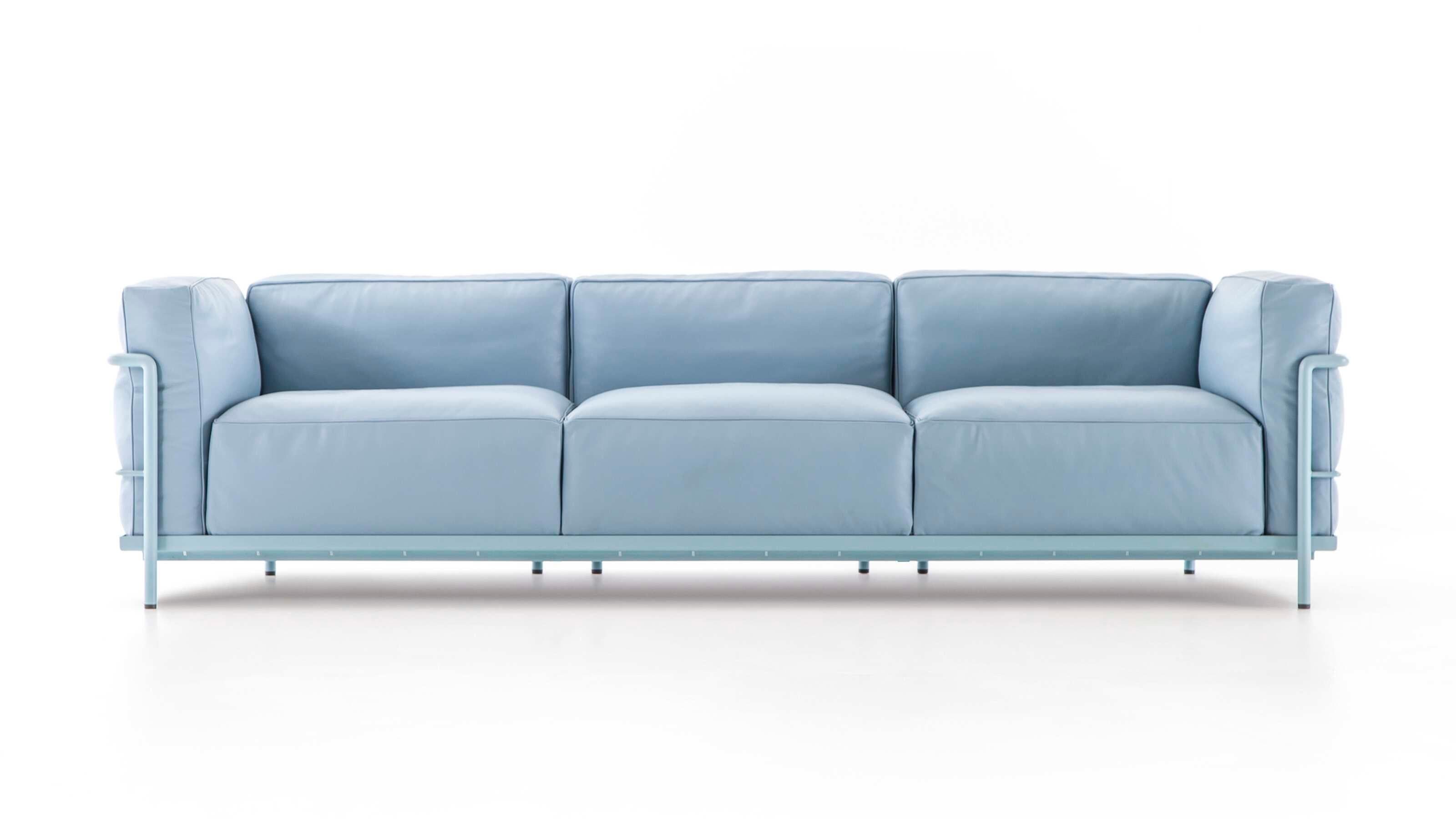 Le Corbusier 3 Fauteuil Gran Confort, Grand Modèle, Trois Places For Cassina. 

Dans les différents modèles de Fauteuil Grand Confort, grand modèle, le concept de modernité s'exprime par la séparation entre le cadre de support métallique et les