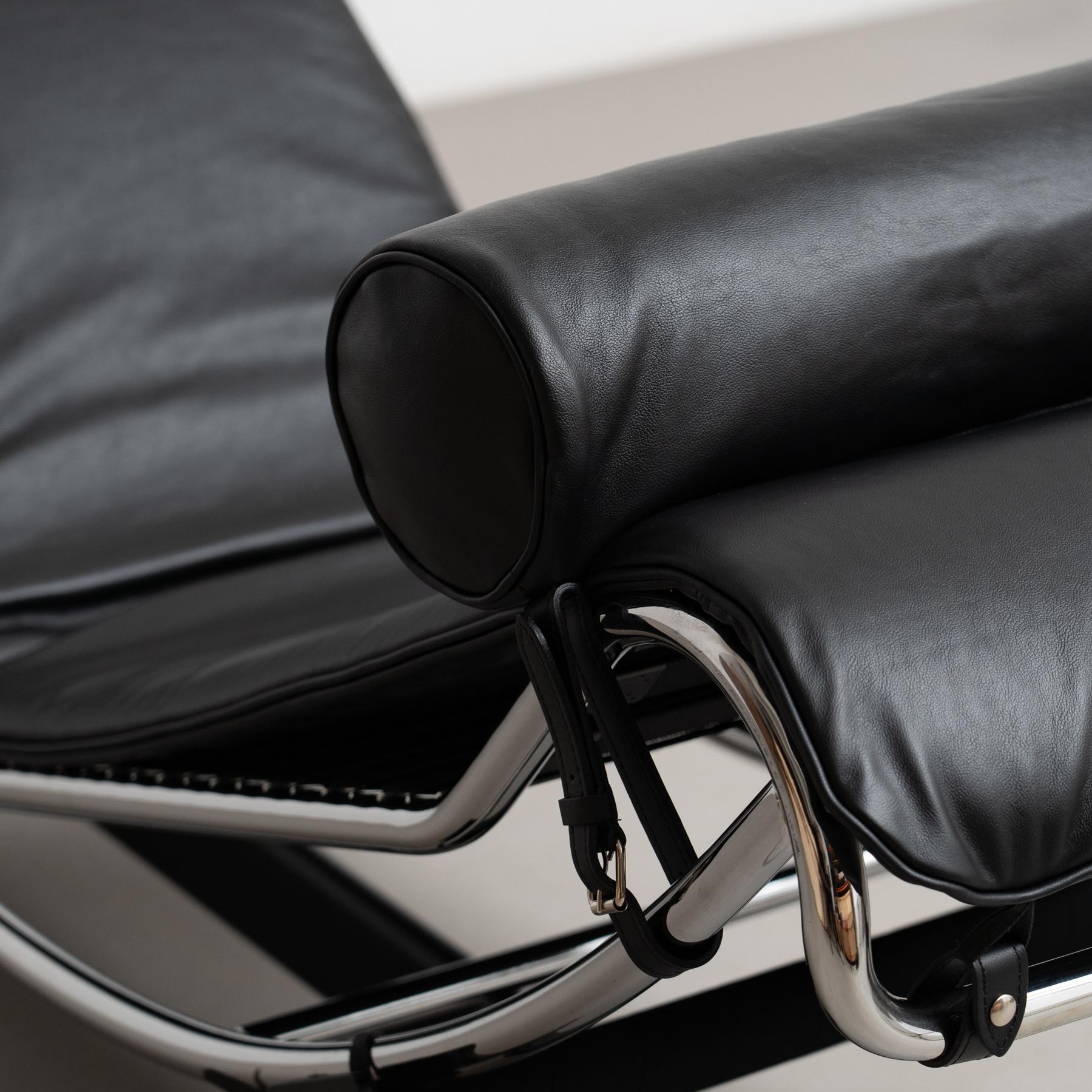 Le Corbusier 4 Chaise Longue À Réglage Continu, Noire, Durable Per Cassina in vendita 8