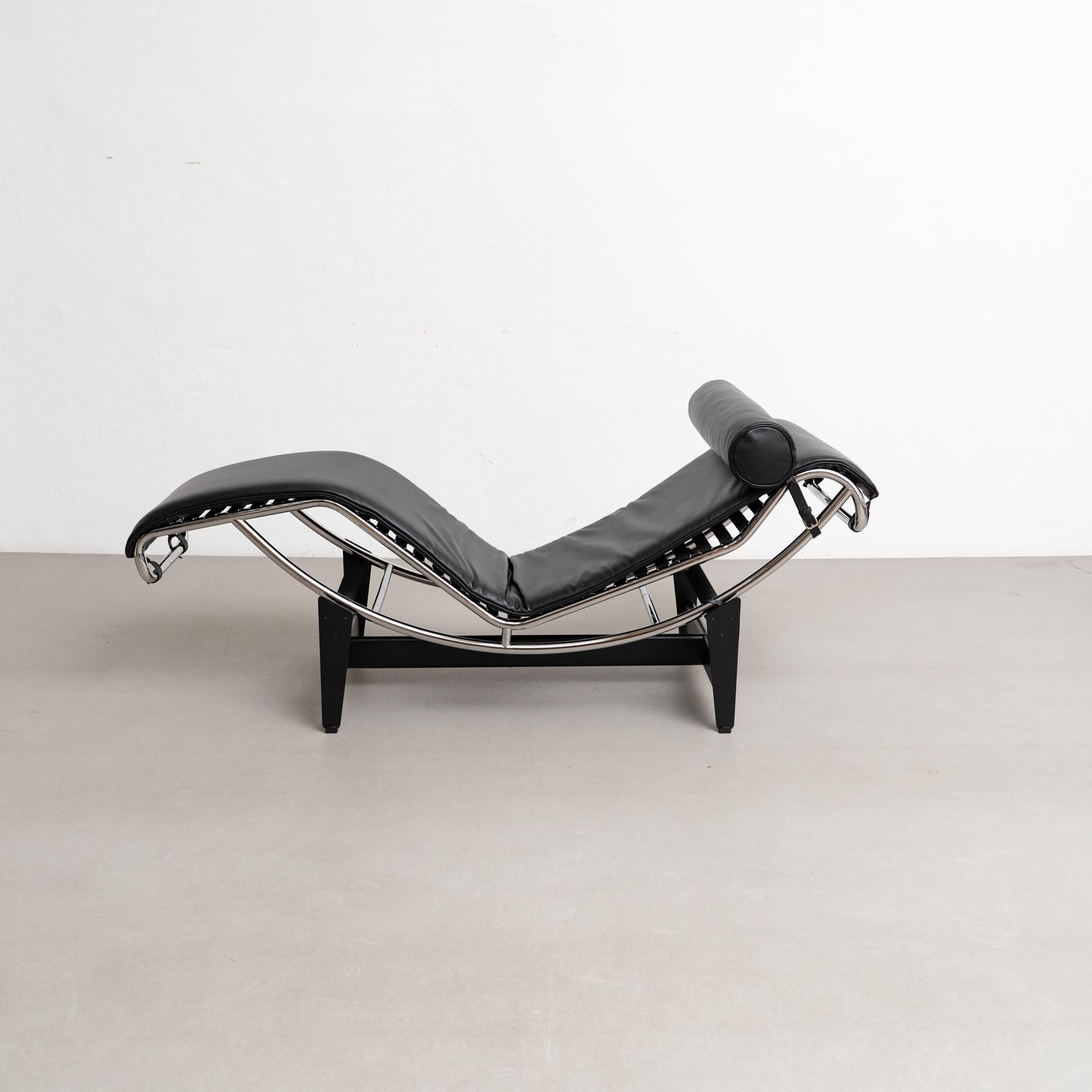 Le Corbusier 4 Chaise Longue À Réglage Continu, Noire, Durable Per Cassina

Struttura, scocca e rivestimento nero aggiornati per l'iconica Chaise longue à reglage continu - Noire, l'ultima chaise longue trasmette il rapporto tra forma e funzione
