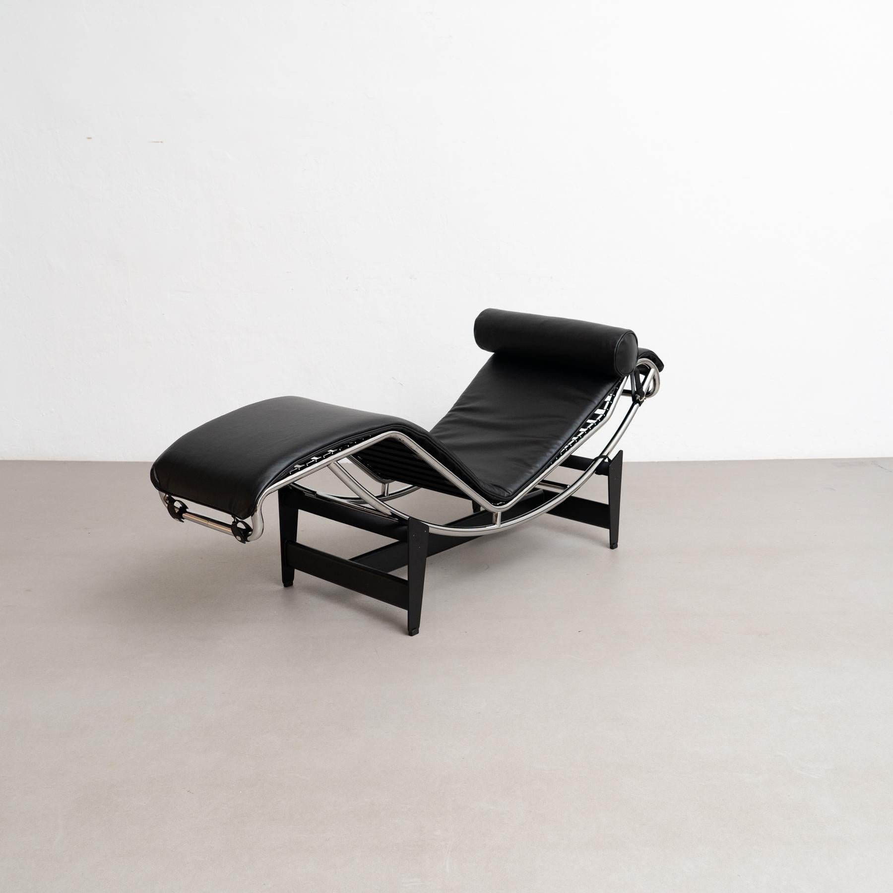 Mid-Century moderno Le Corbusier 4 Chaise Longue À Réglage Continu, Noire, Durable Per Cassina in vendita