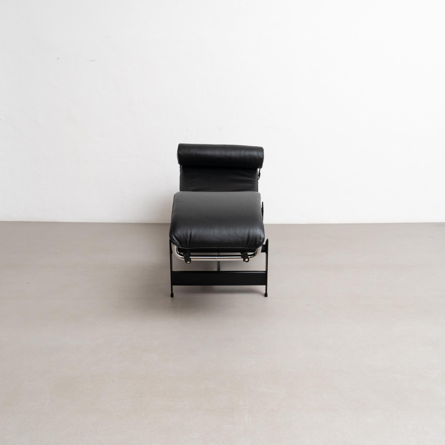 Italiano Le Corbusier 4 Chaise Longue À Réglage Continu, Noire, Durable Per Cassina in vendita